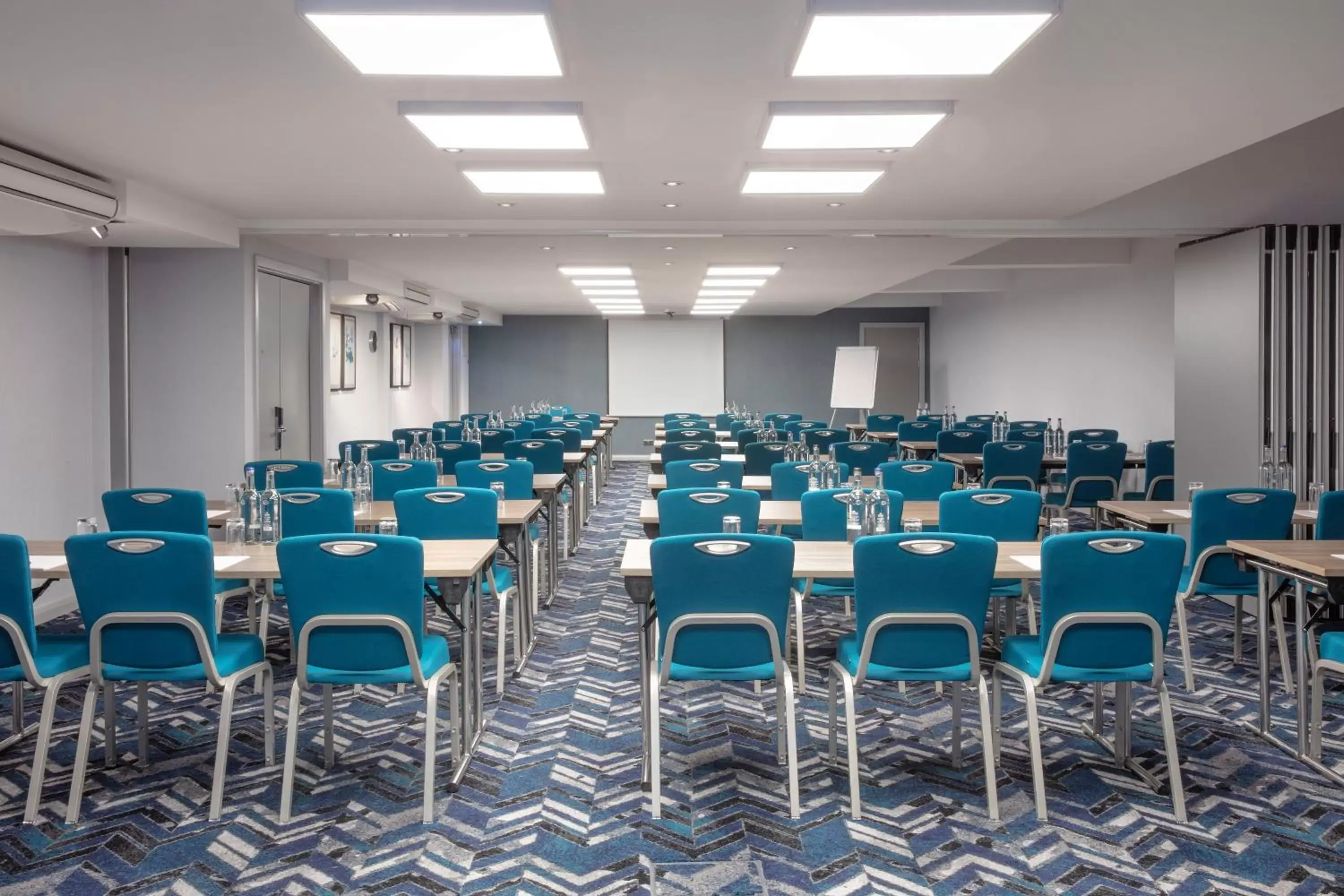 Meeting/conference room in Leonardo London Heathrow Airport