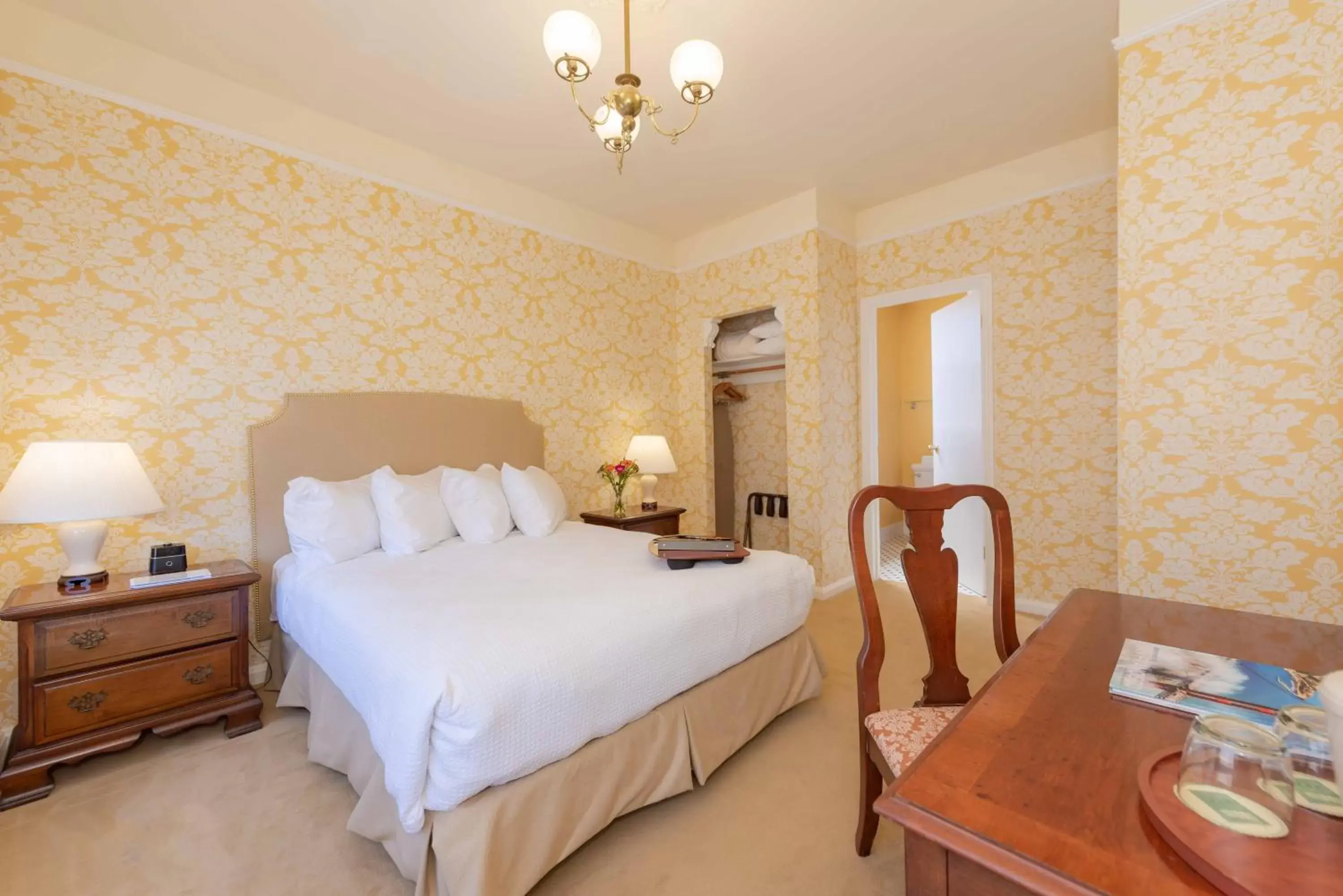 Photo of the whole room, Bed in Stanyan Park Hotel Photo of the whole room, Bed in Stanyan Park Hotel