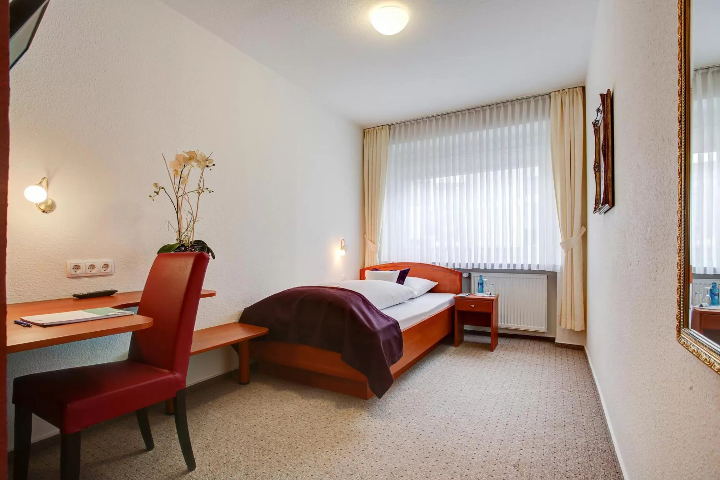 Photo of the whole room, Bed in Hotel Consul