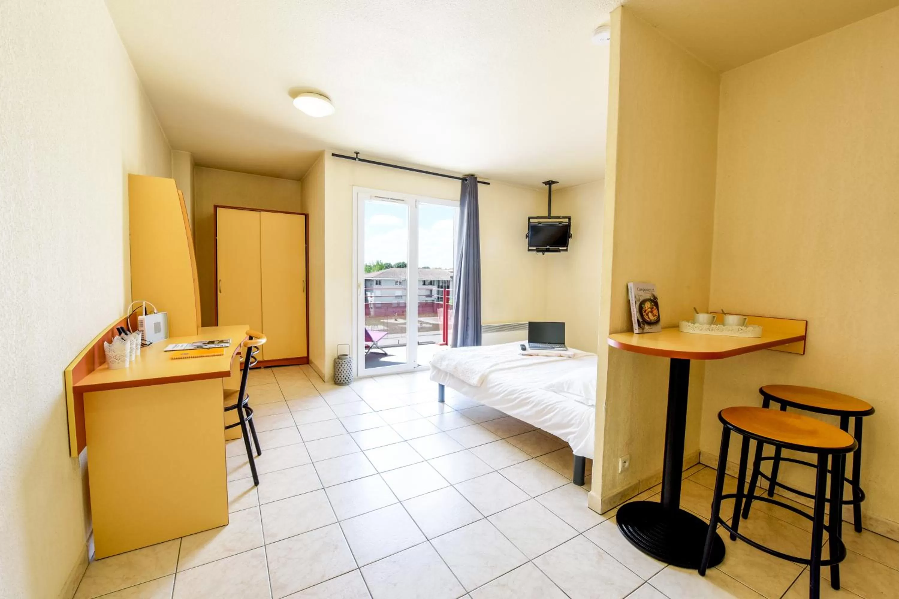 Photo of the whole room, Bed in Résidence Columba - Apparts meublés Agen Sud