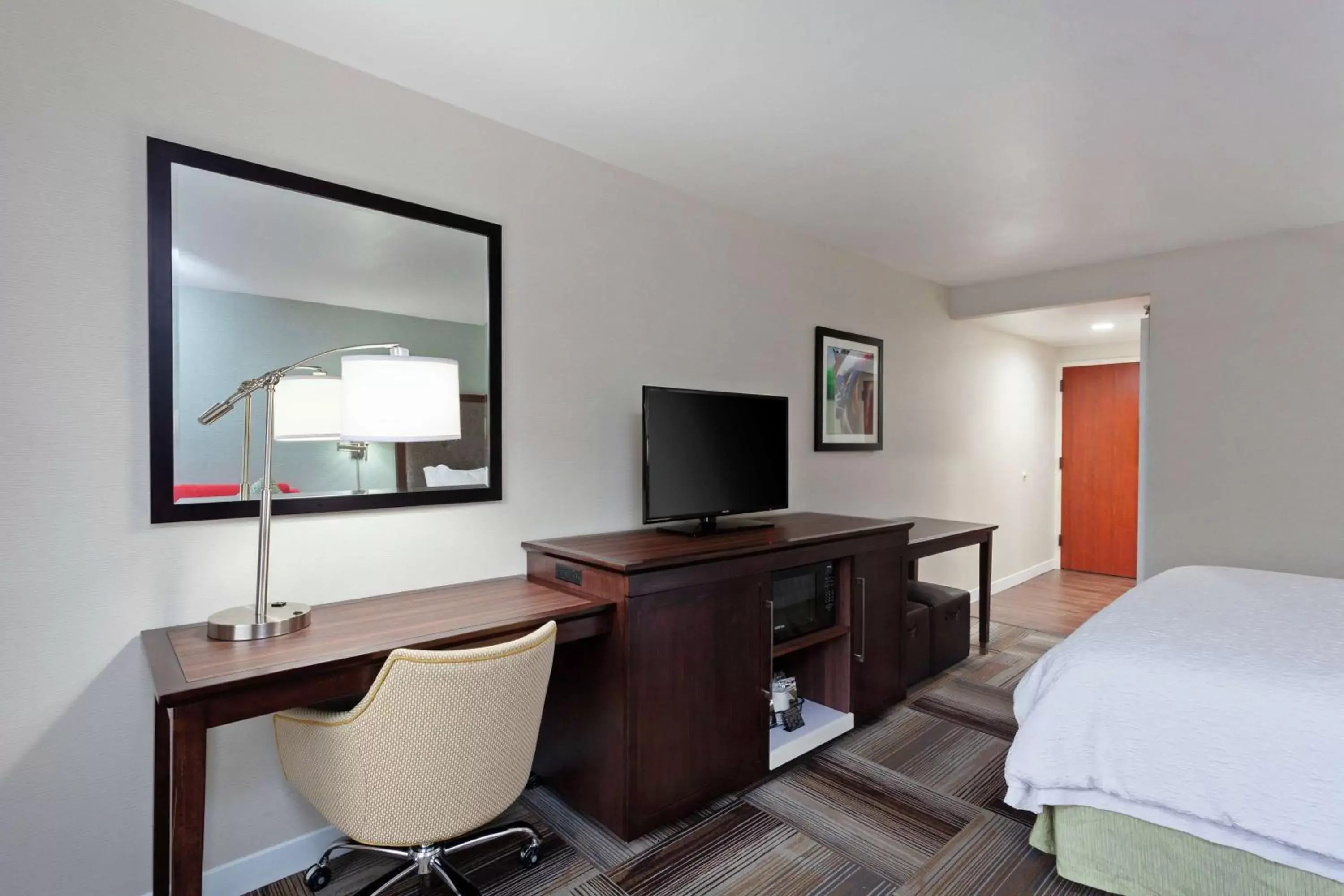 Bedroom, TV/Entertainment Center in Hampton Inn Los Angeles/Arcadia