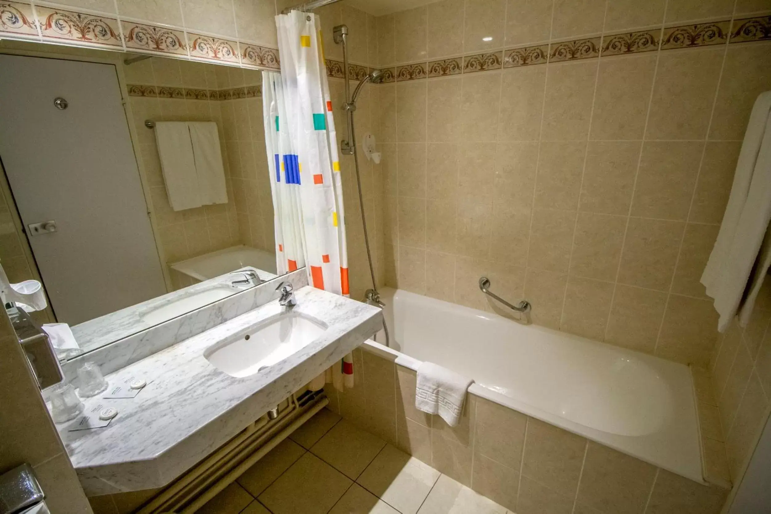Shower, Bathroom in The Originals Residence, Kosy Nancy Coeur de Ville
