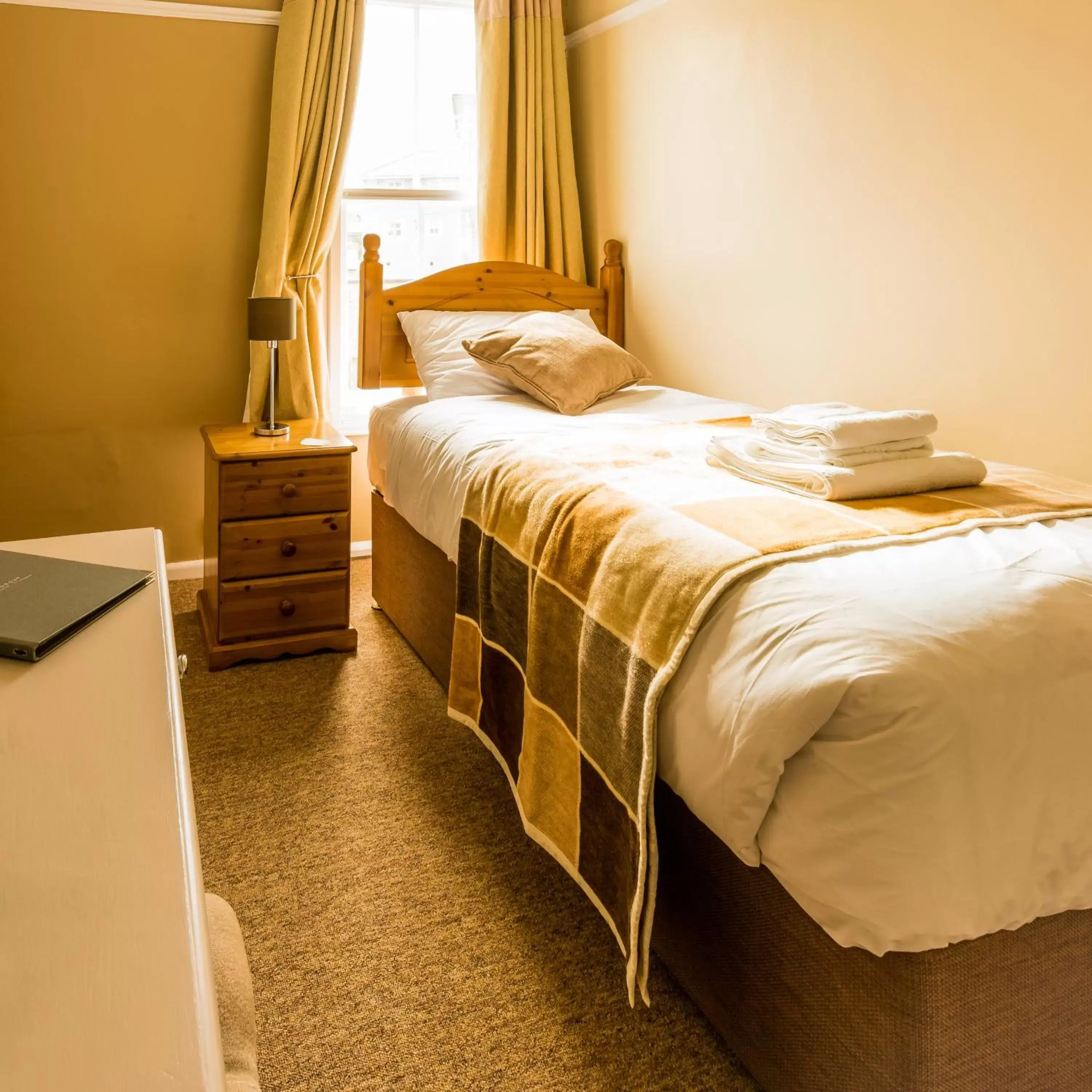 Bed in The Longboat Inn Bed in The Longboat Inn