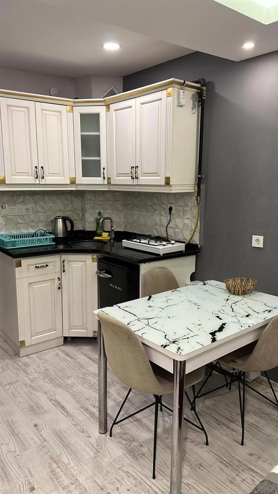 Kitchen or kitchenette in Arat Apartments