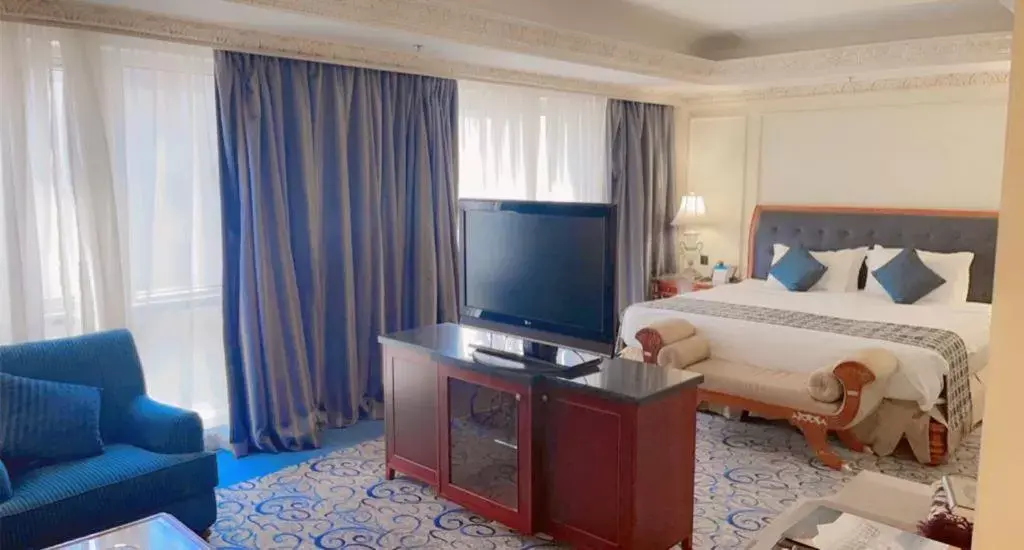 Bed, TV/Entertainment Center in Al Rawda Royal Inn