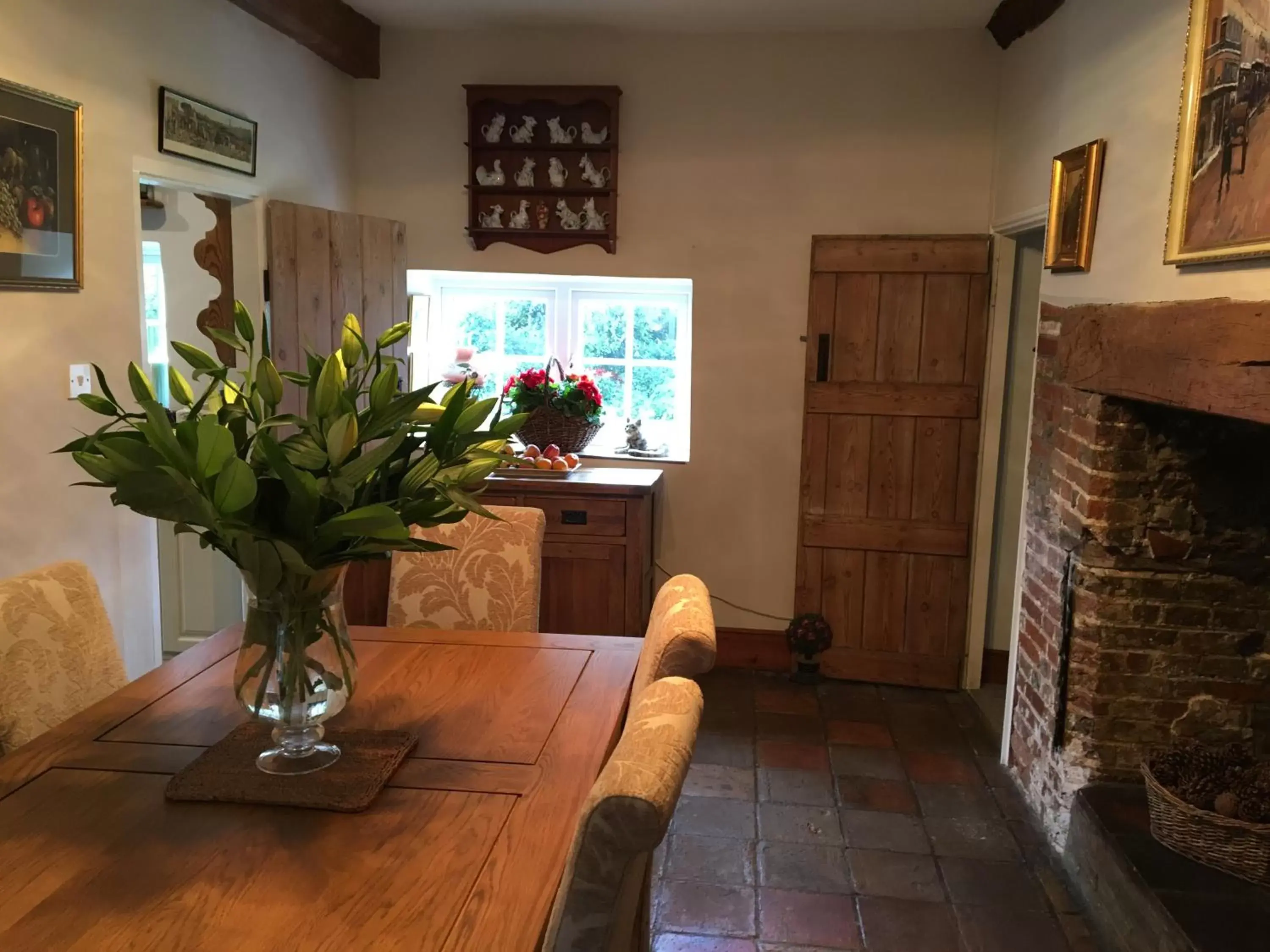 Dining area in Primrose Cottage