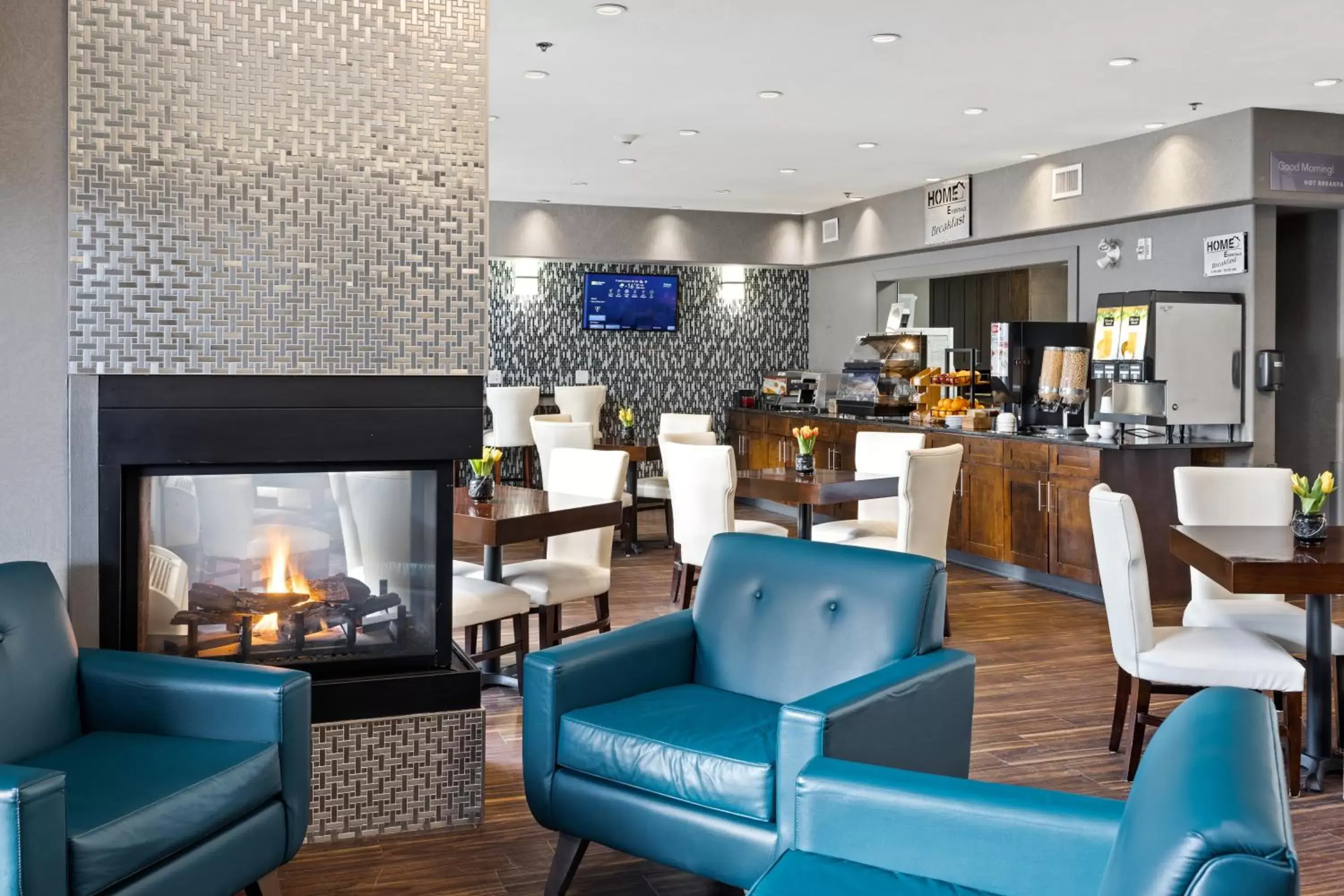 Lobby or reception, Lounge/Bar in Home Inn & Suites - Swift Current