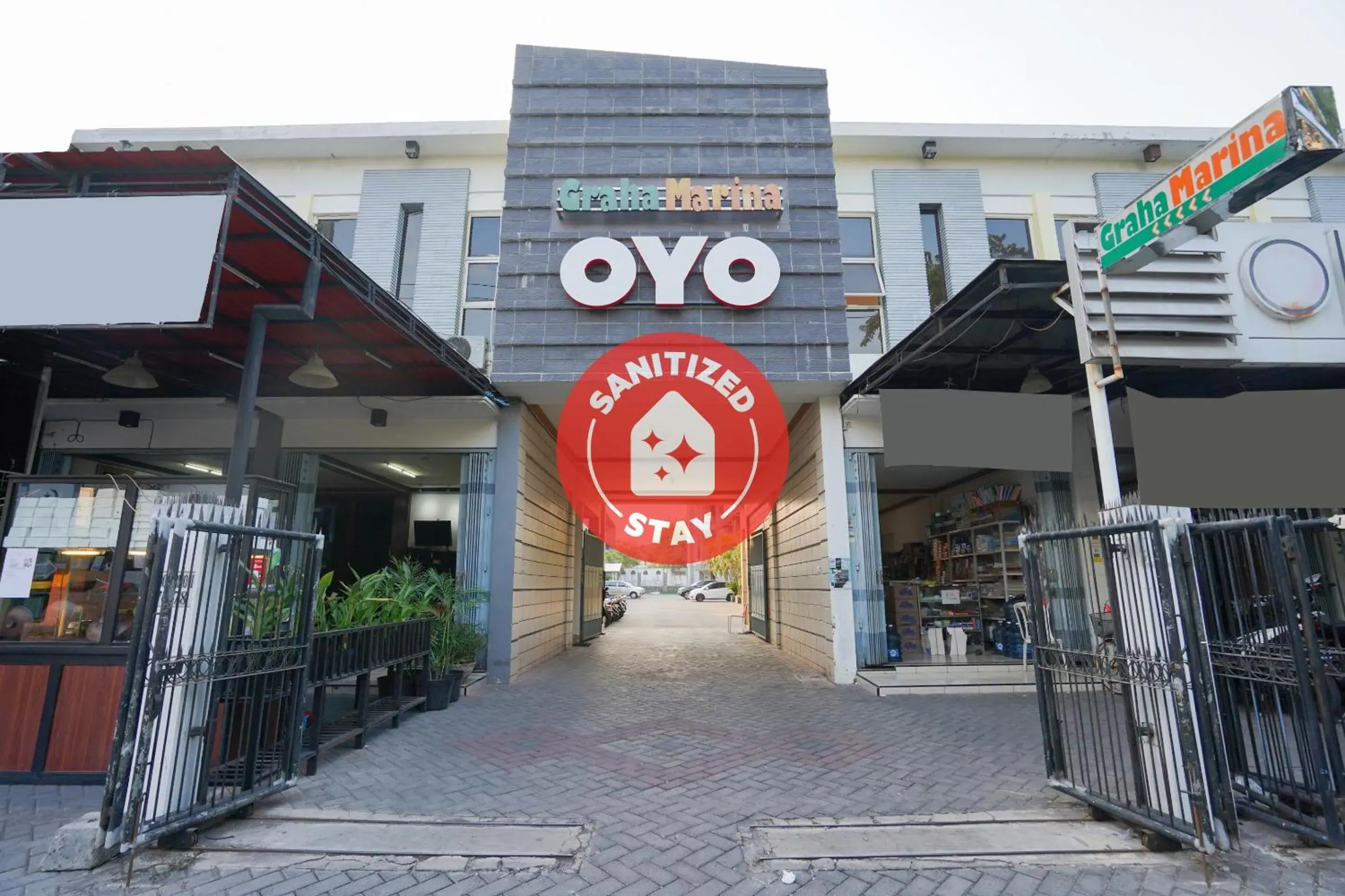 Facade/entrance in Super OYO 2075 Graha Marina