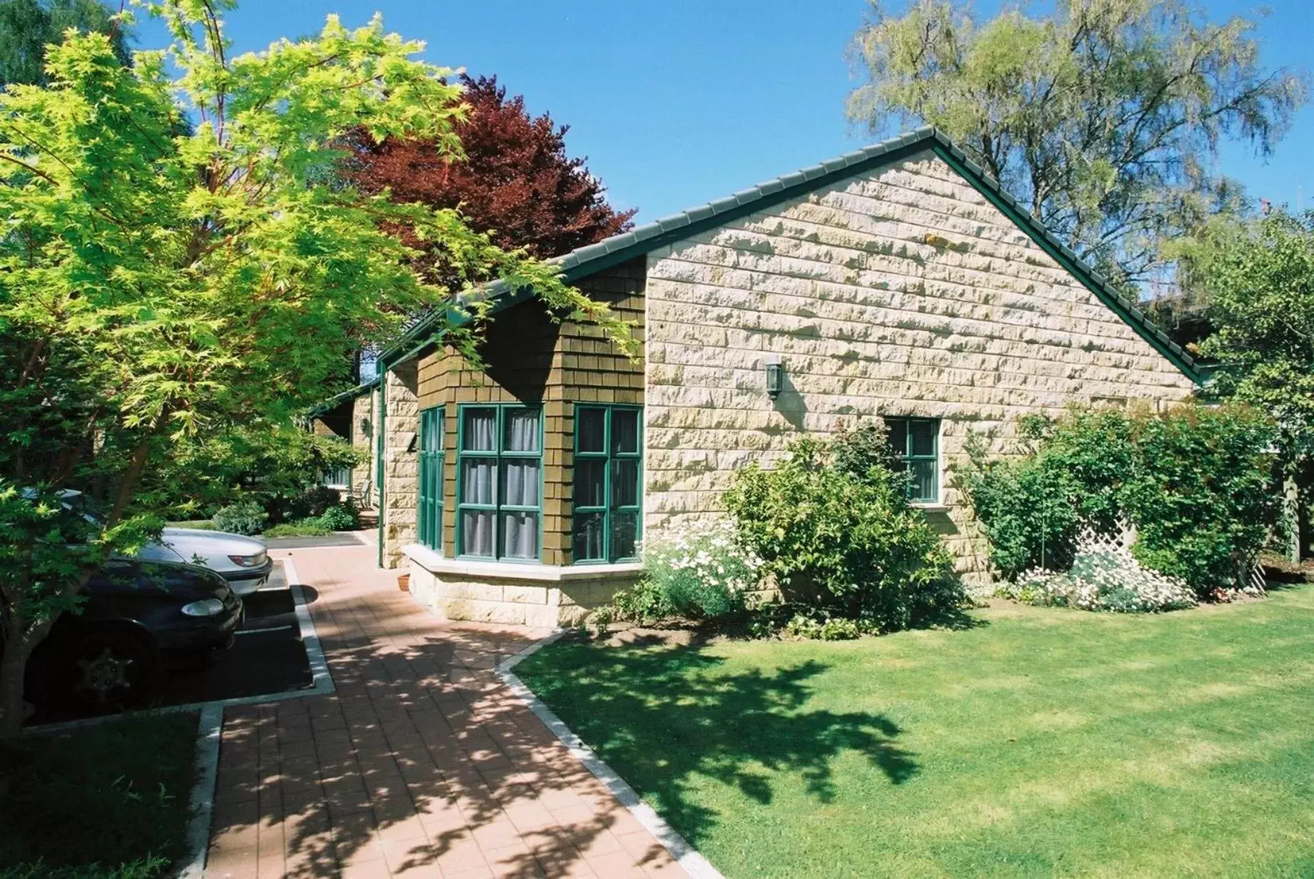 Property Building in Cambridge Mews Motel