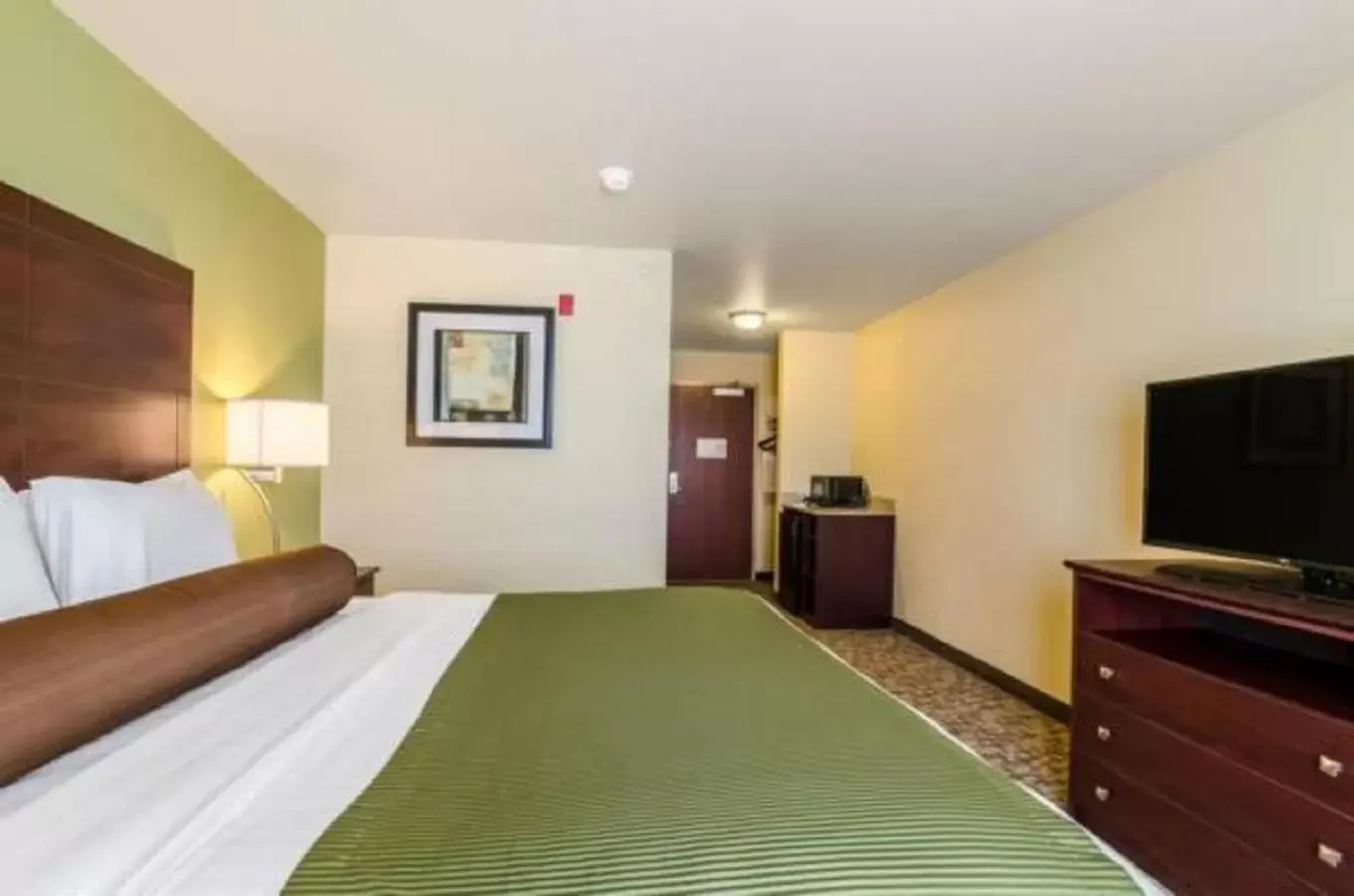 Bed in Cobblestone Inn & Suites - Vinton, LA