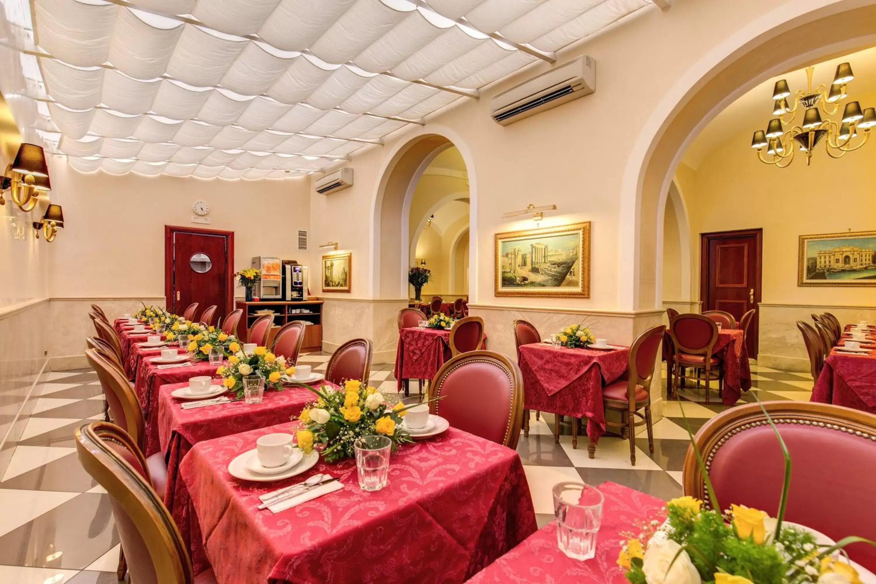 Breakfast, Restaurant/Places to Eat in Hotel Contilia