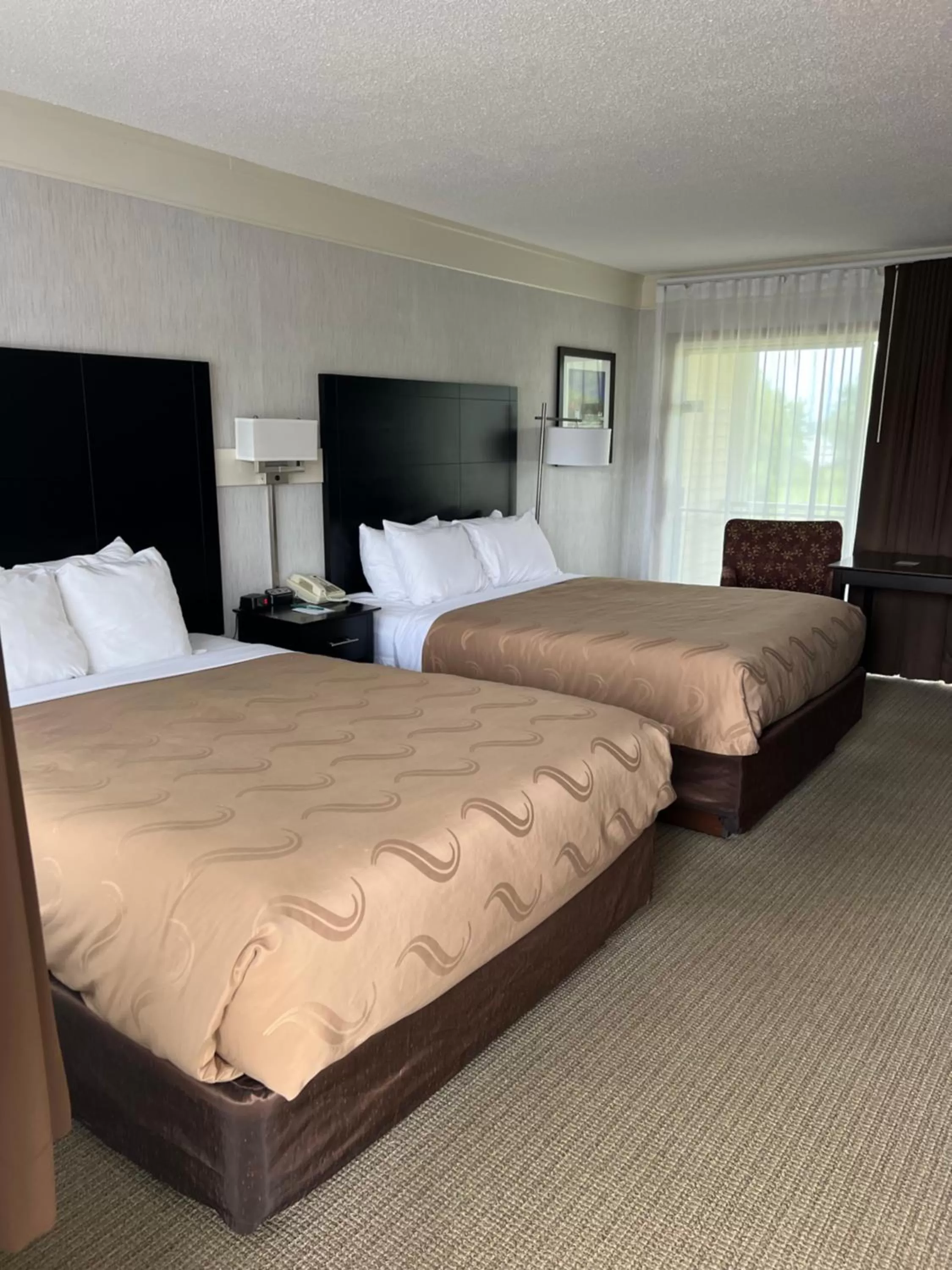 Photo of the whole room, Bed in Quality Inn Lakefront