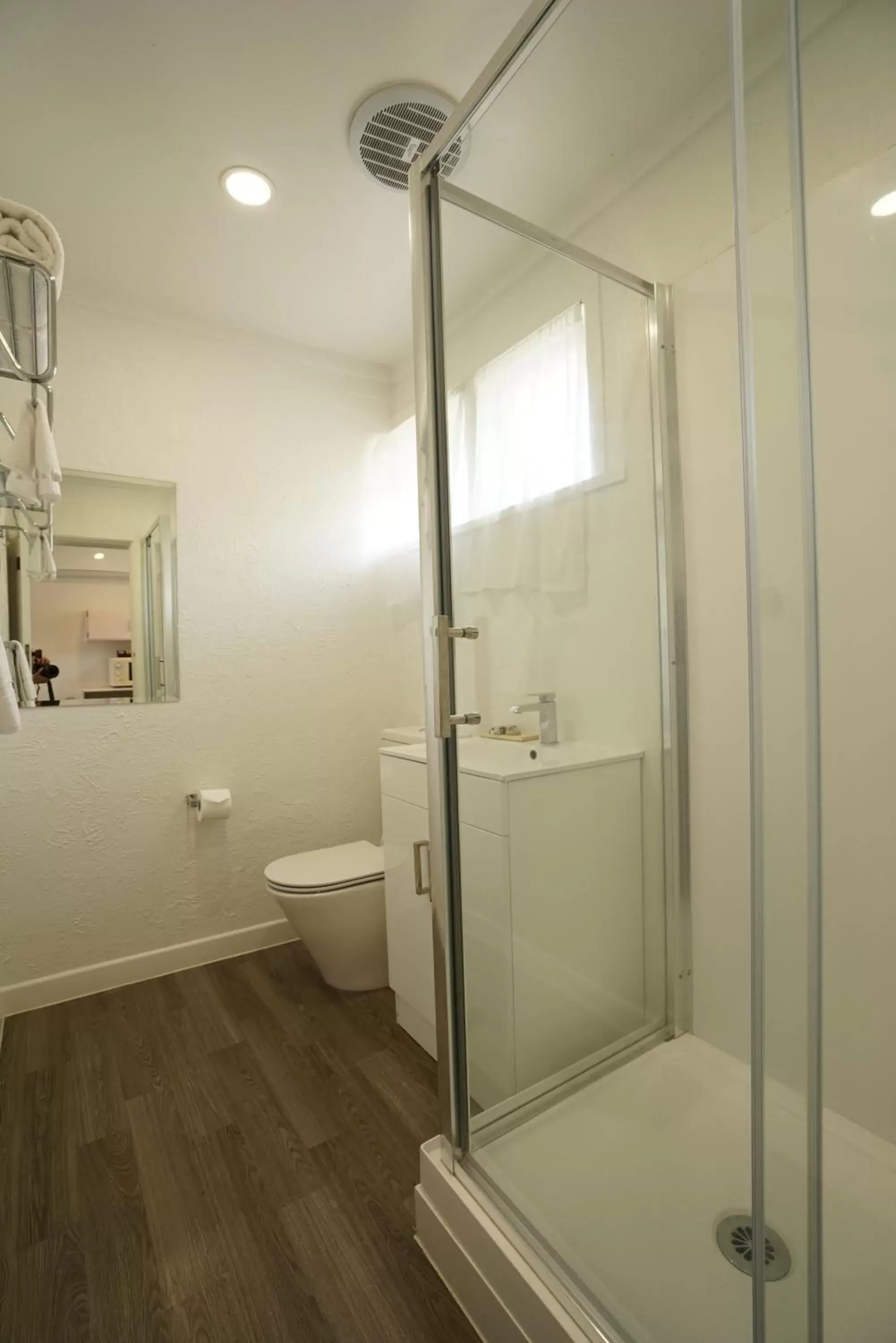 Bathroom in Alpers Lodge & Conference Centre