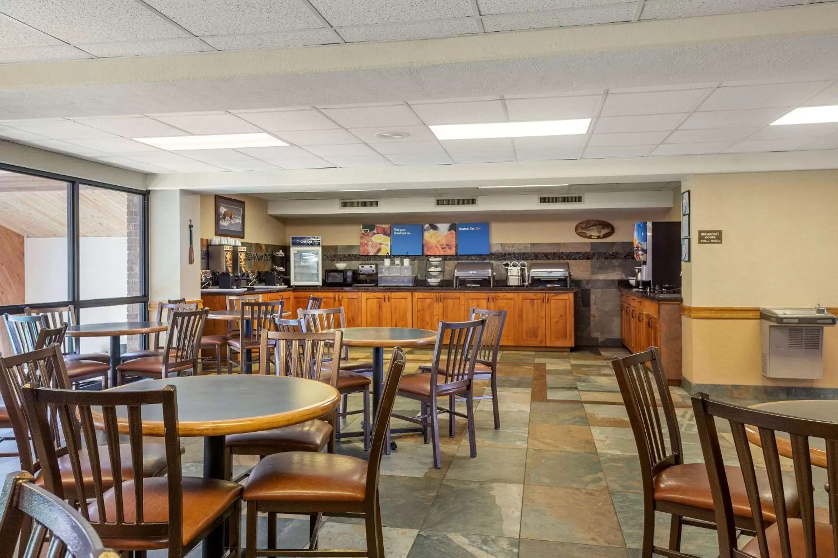Restaurant/Places to Eat in Comfort Inn at Thousand Hills