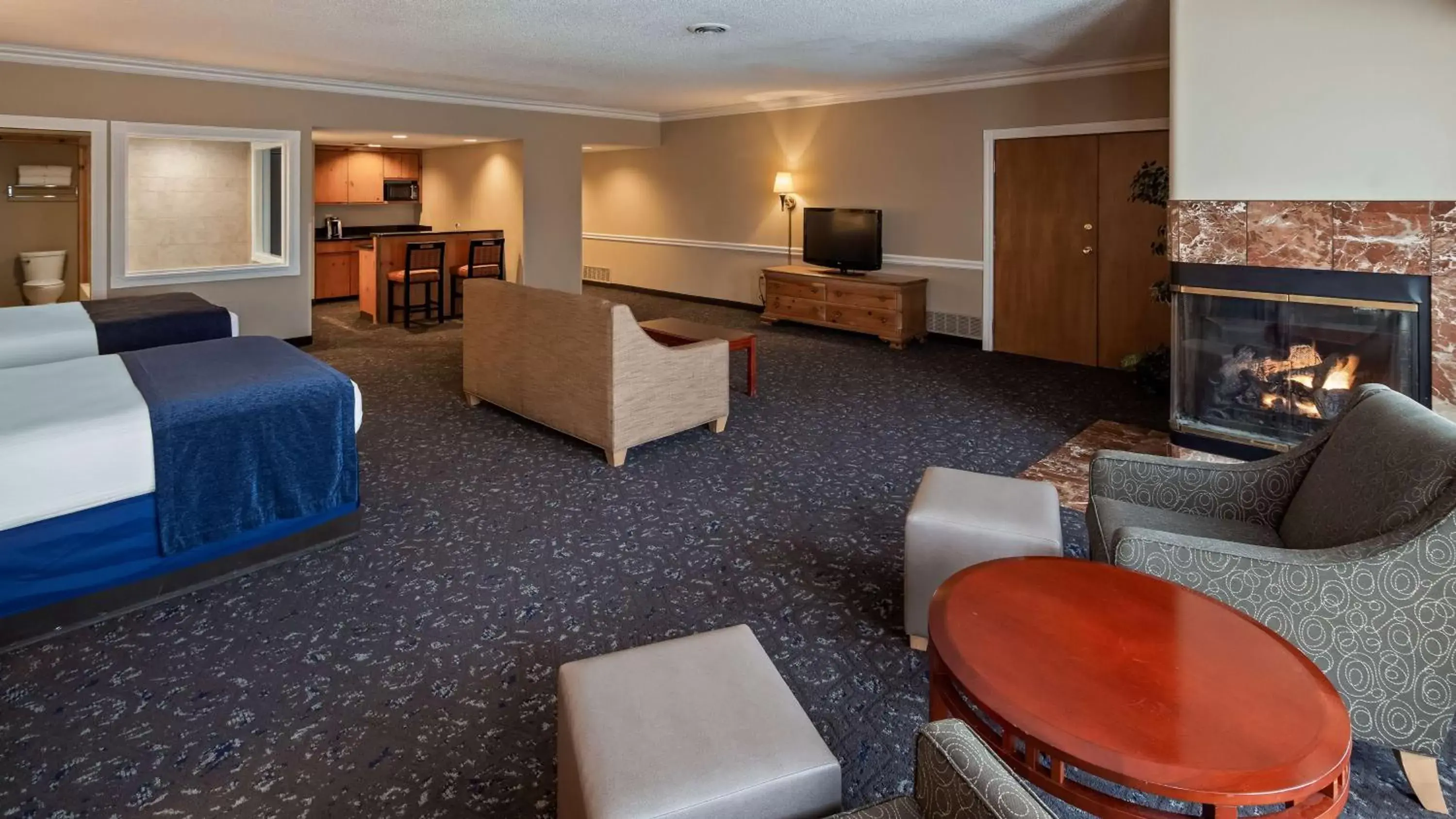 Photo of the whole room, Seating Area in Best Western Greenfield Inn