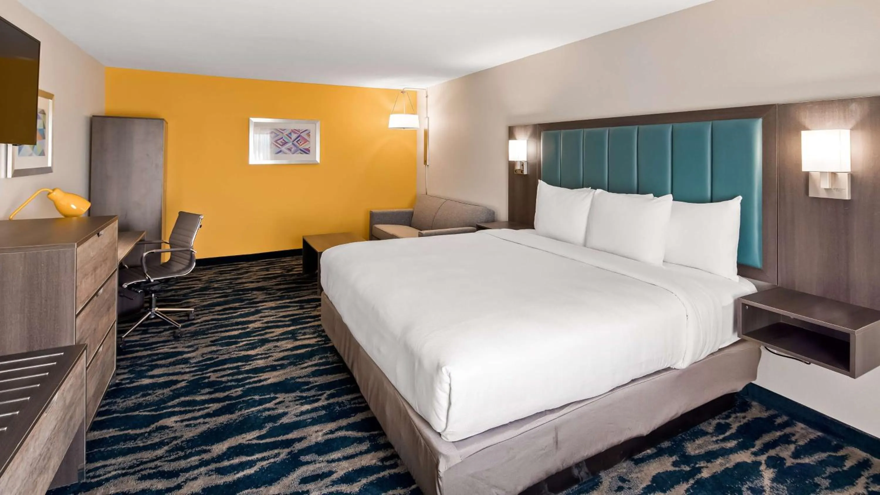 Photo of the whole room, Bed in Best Western Plus Executive Residency Nashville