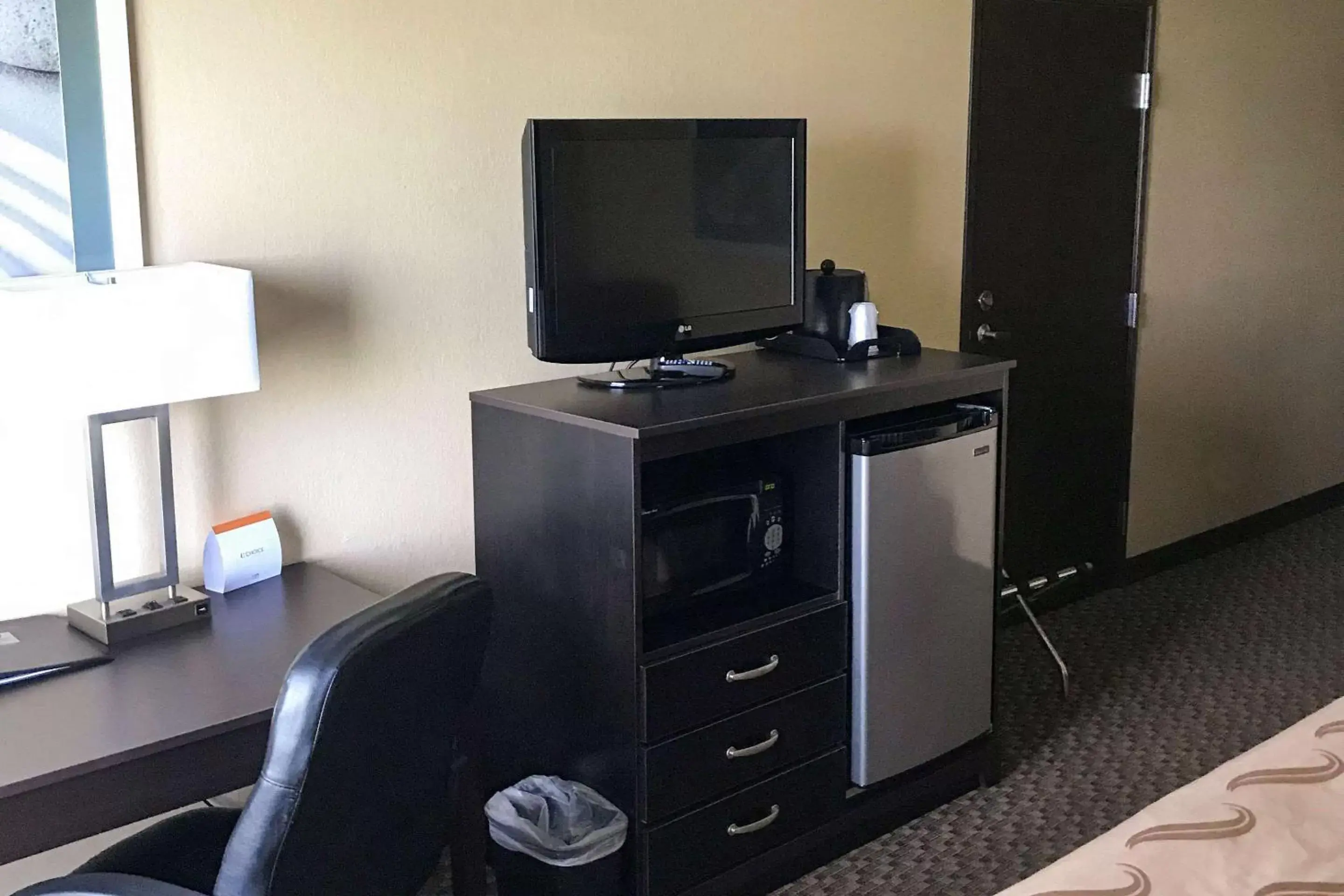 Photo of the whole room, TV/Entertainment Center in Quality Inn & Suites Mendota near I-39