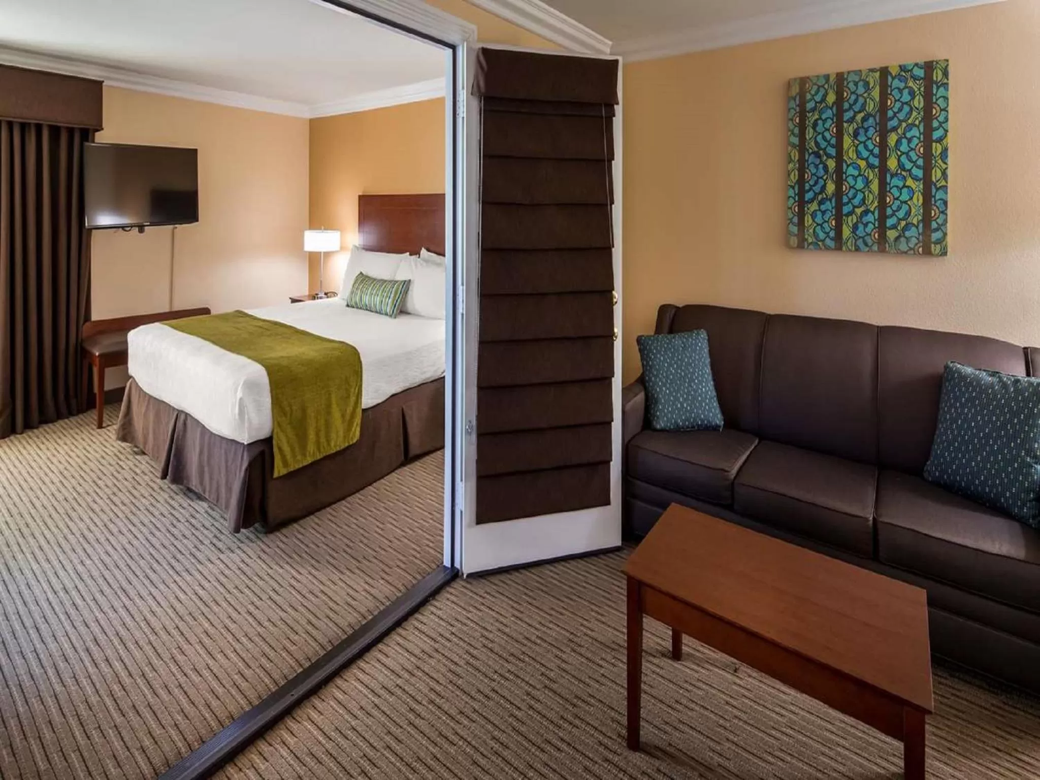 Photo of the whole room, Bed in Best Western Harbour Inn & Suites Huntington - Sunset Beach