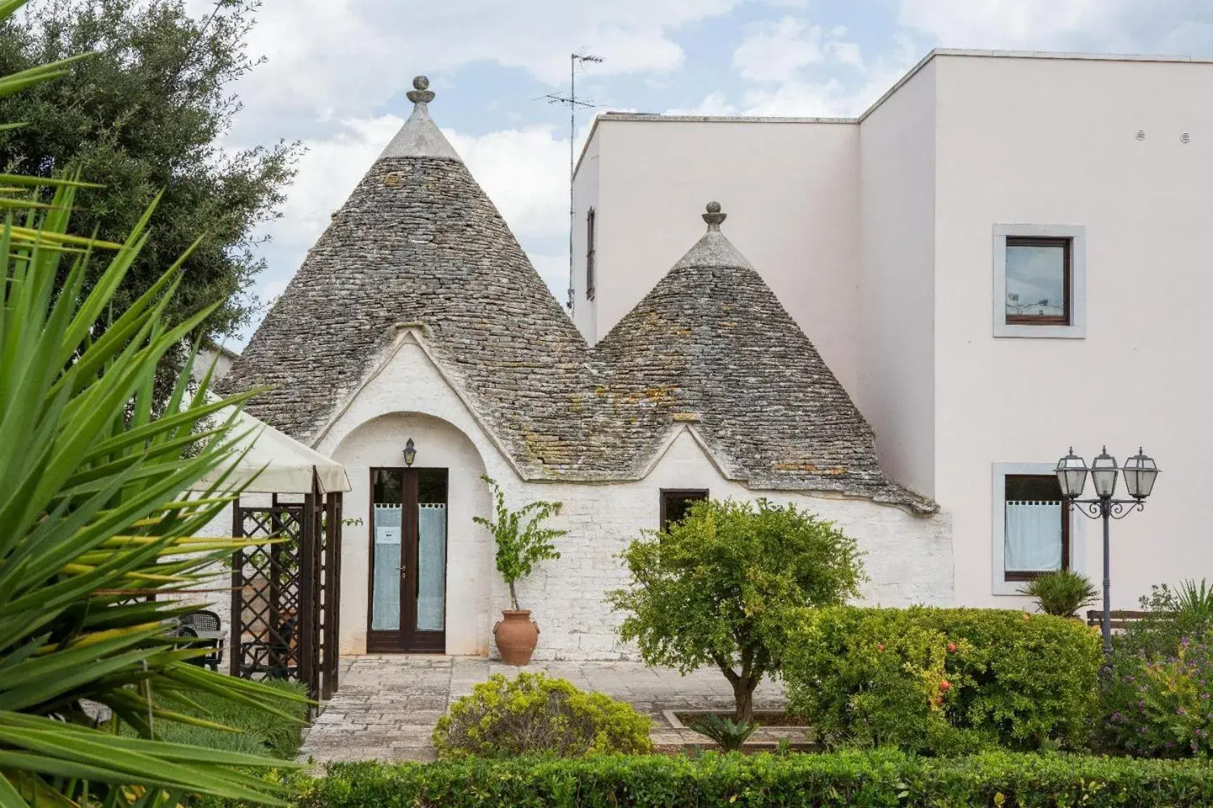 Facade/entrance, Property Building in Hotel Ramapendula