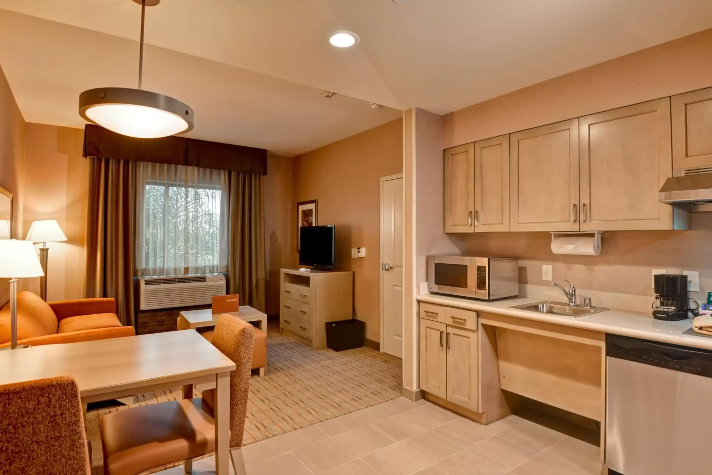 Living room, Kitchen/Kitchenette in Homewood Suites by Hilton Anaheim Conv Ctr/Disneyland Main