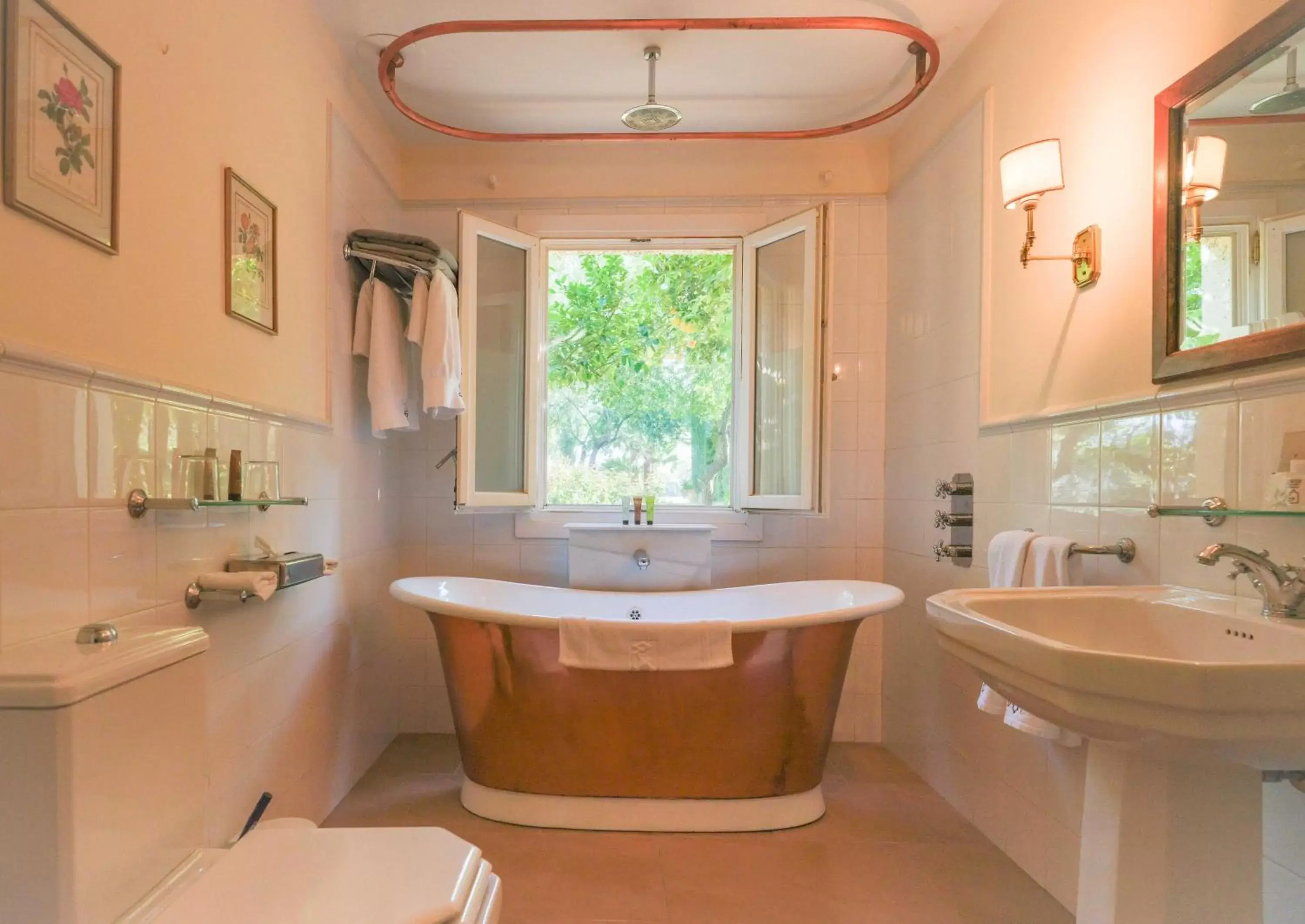 Bath, Bathroom in Hotel La Fuente de la Higuera