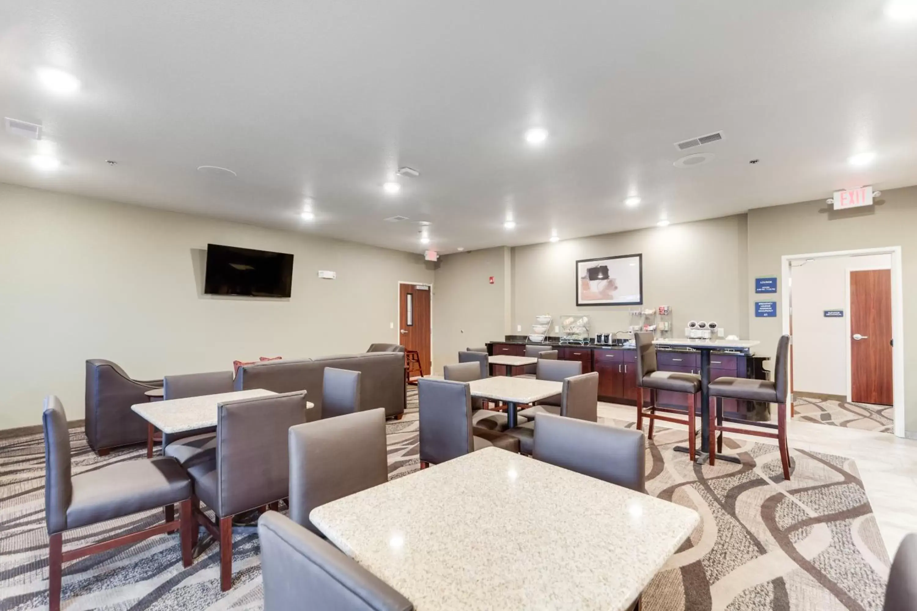 Breakfast, Restaurant/Places to Eat in Cobblestone Hotel & Suites - Cozad