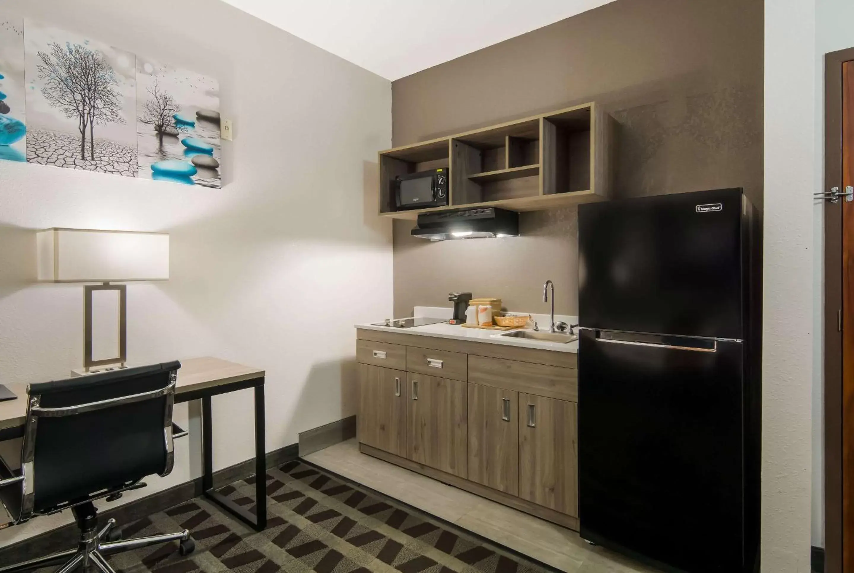 Bedroom, Kitchen/Kitchenette in Quality Inn & Suites