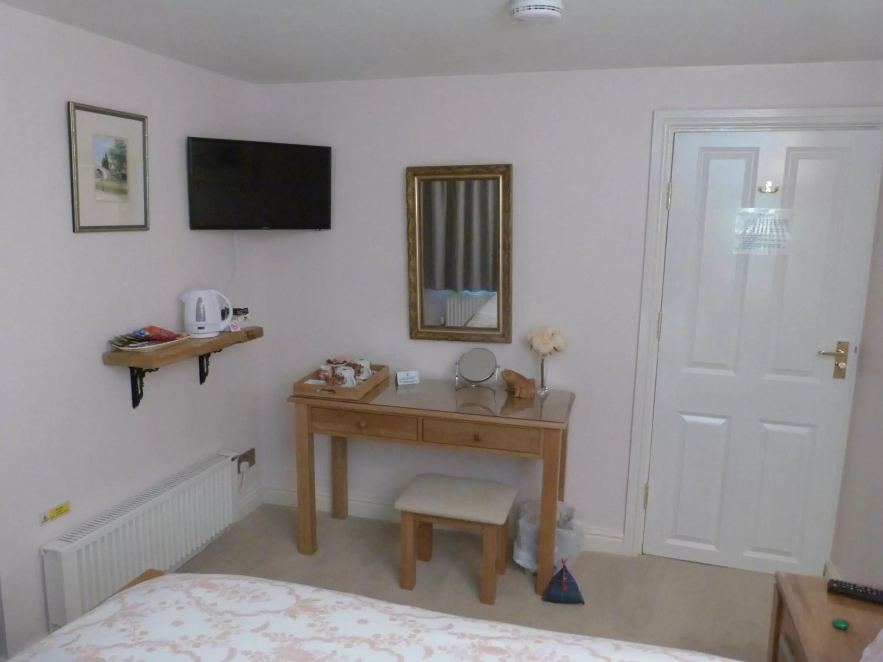 Bedroom, TV/Entertainment Center in The Old Posthouse B&B