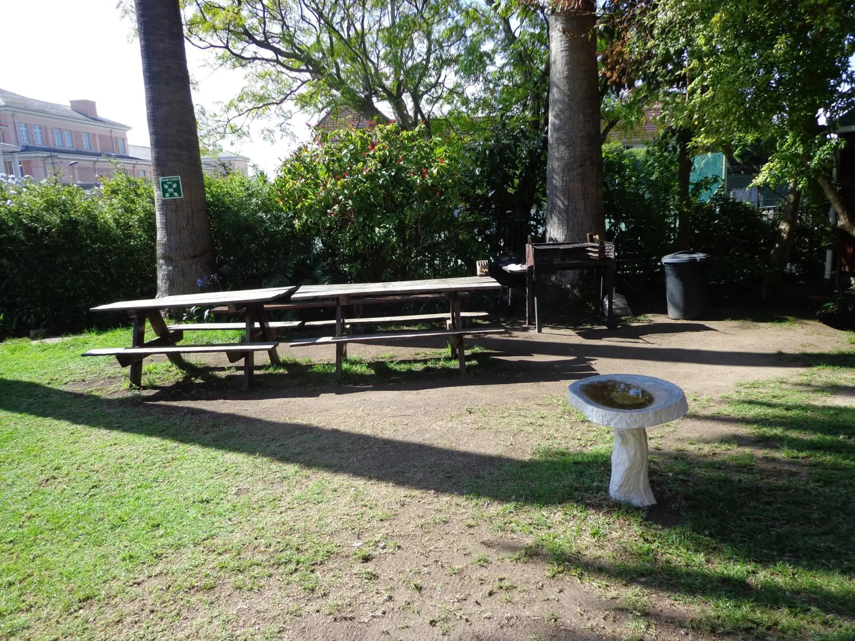 BBQ facilities, Garden in Ashanti Lodge Backpackers