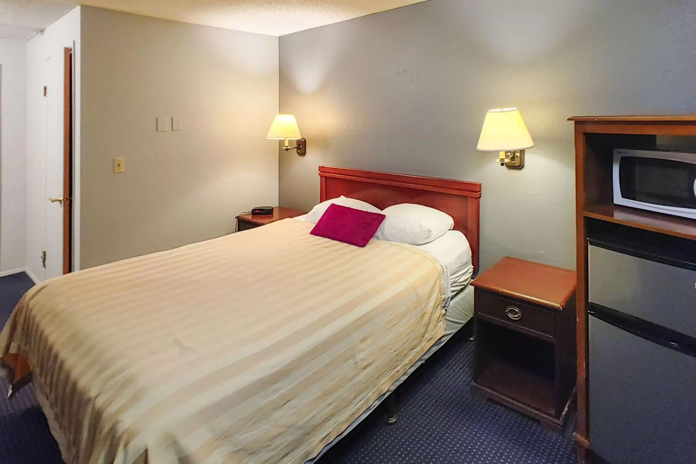 Bedroom, Bed in Rodeway Inn Seatac