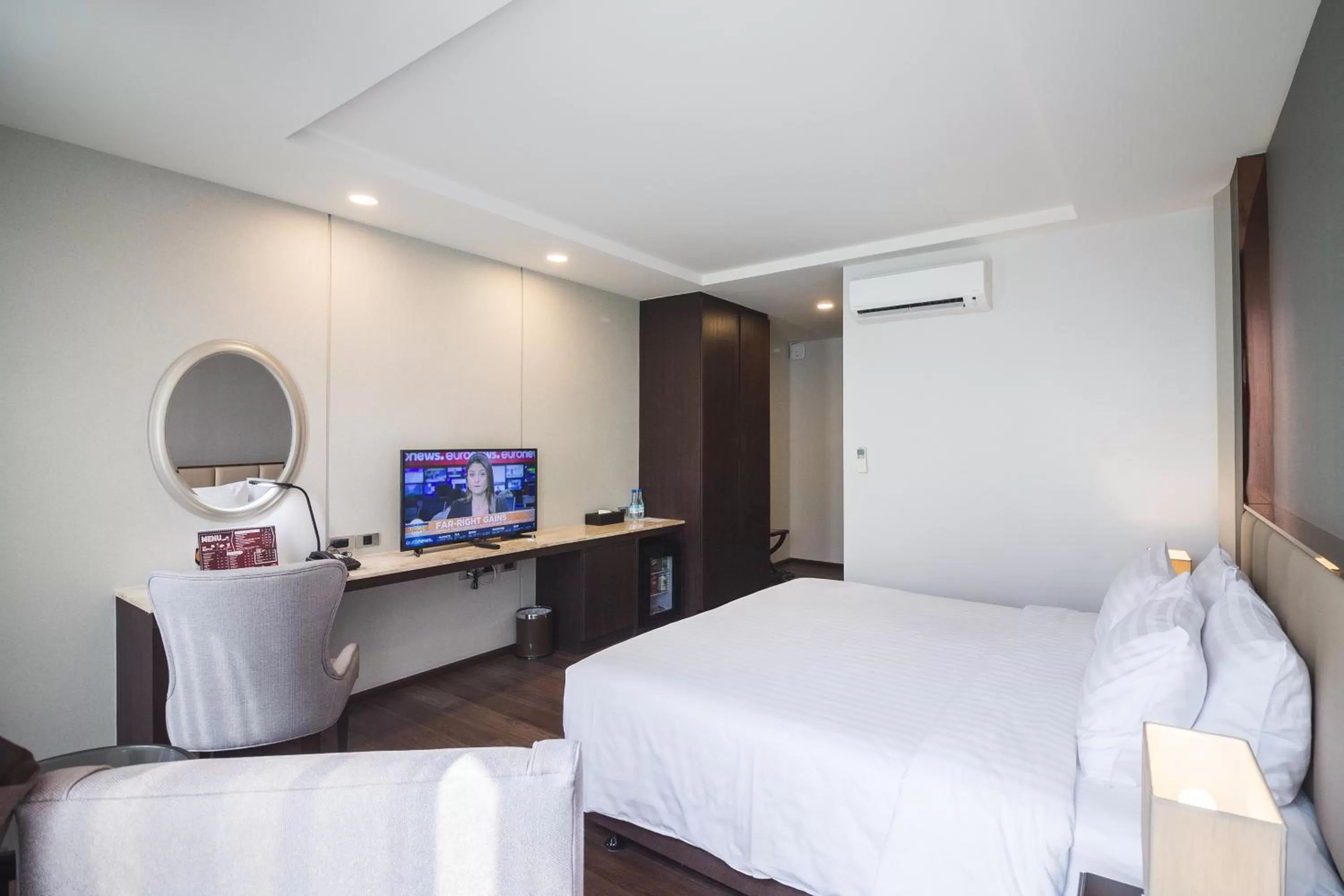 TV and multimedia, Bed in SureStay Plus by Best Western Sukhumvit 2