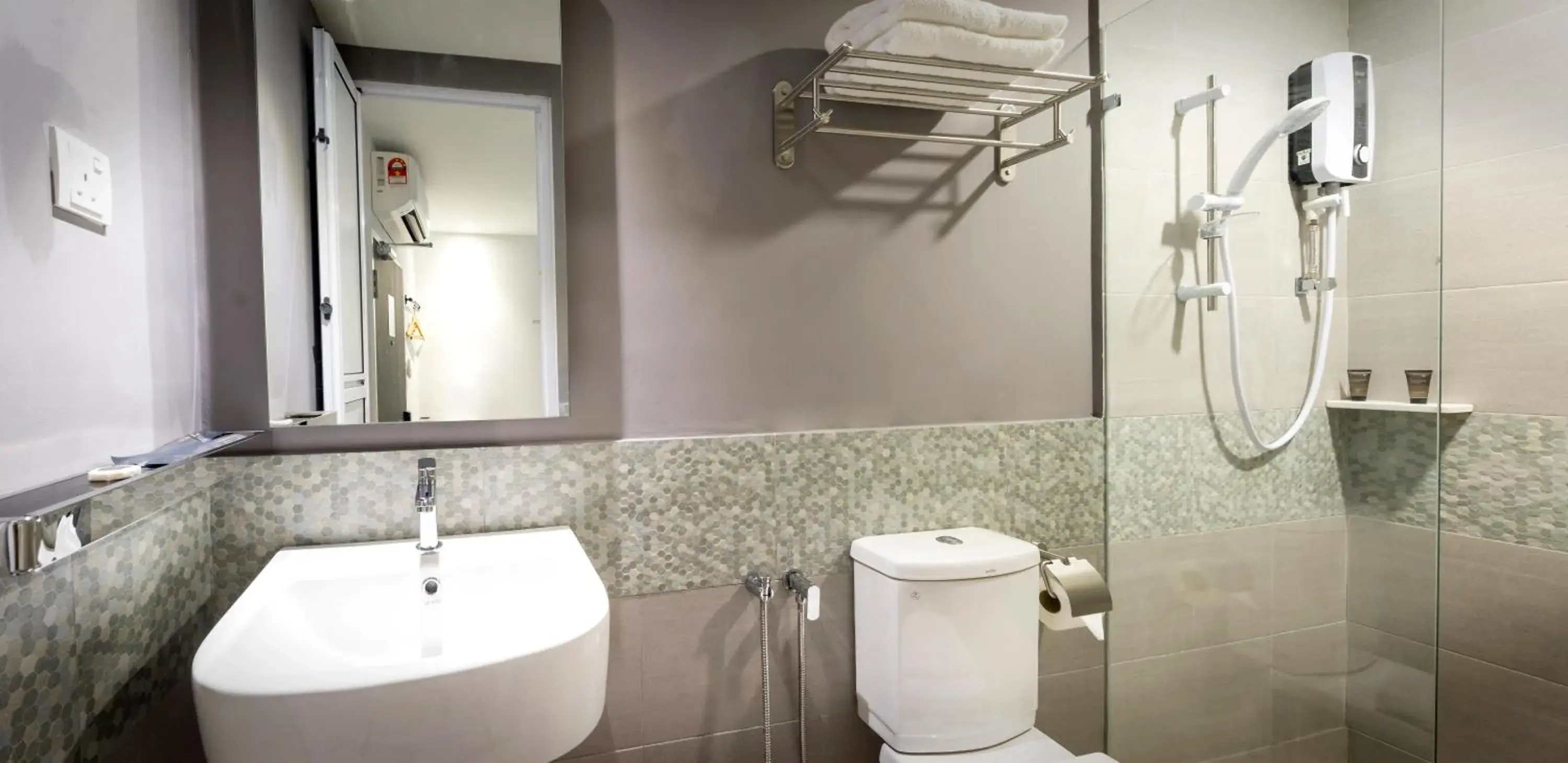 Shower, Bathroom in H Boutique Hotel Xplorer Loke Yew