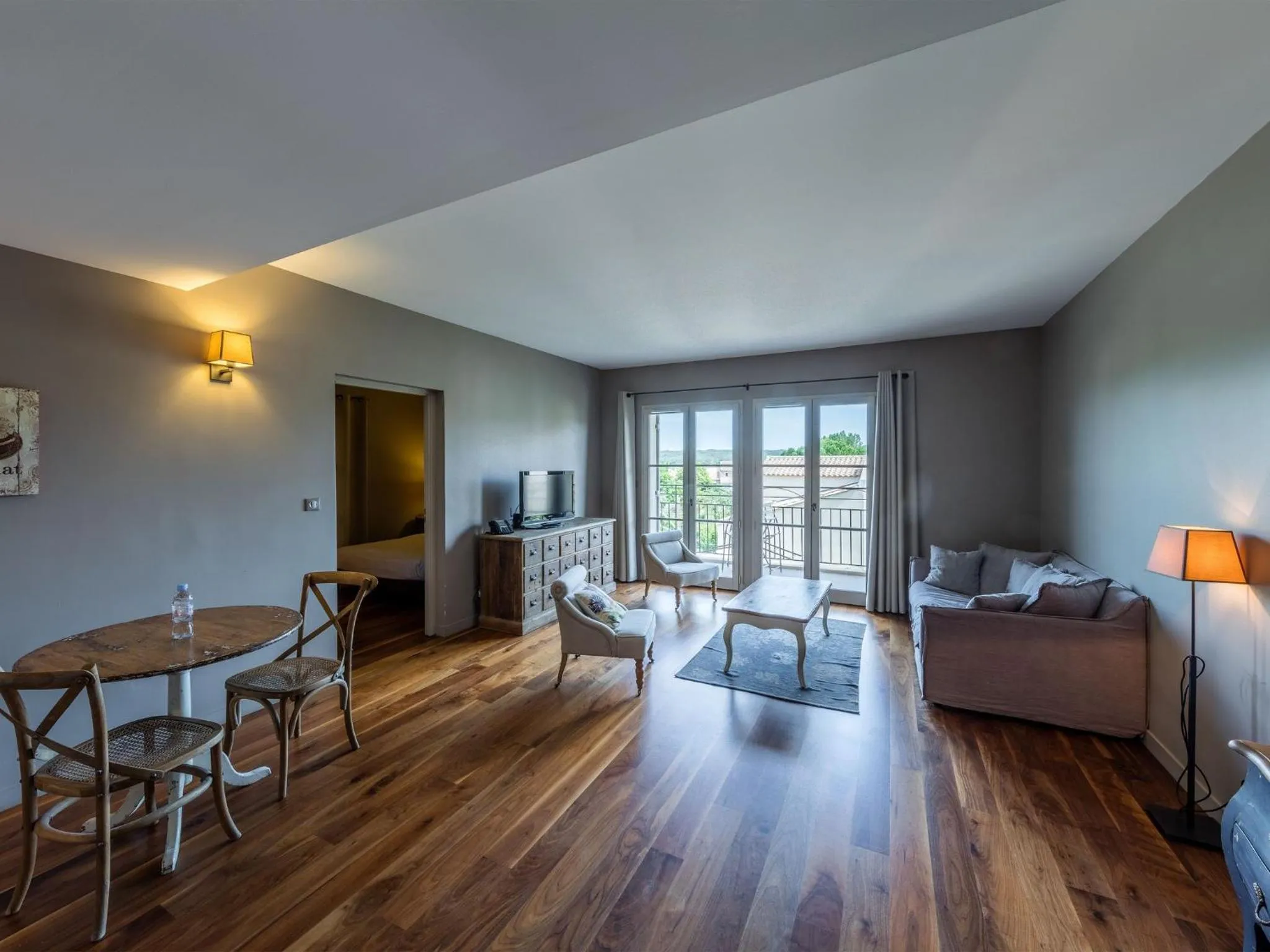 Living room, Bed in Garrigae Distillerie de Pezenas - Hotellerie & Spa