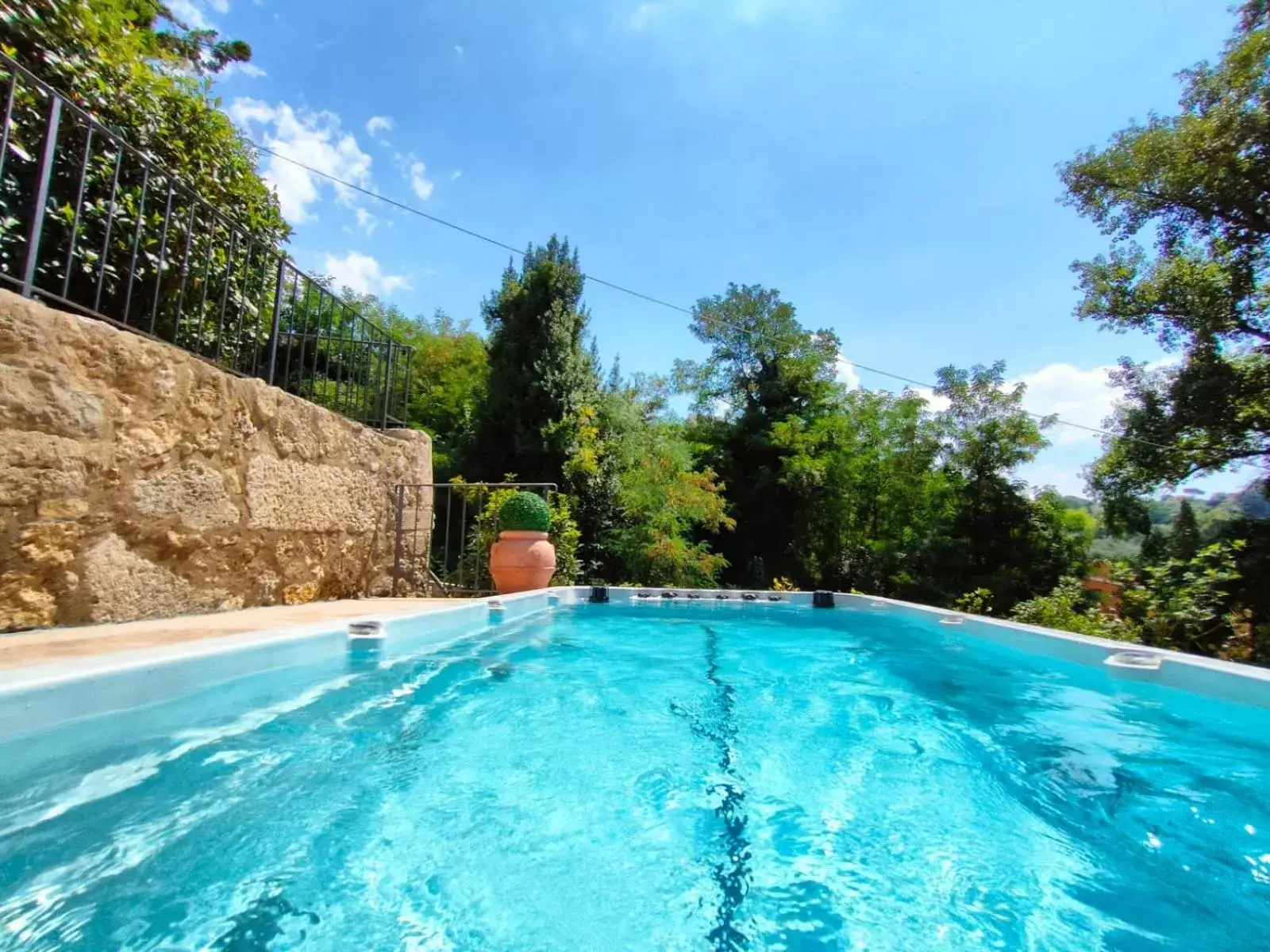 Hot Tub, Swimming Pool in Hotel Il Cavalier D'Arpino