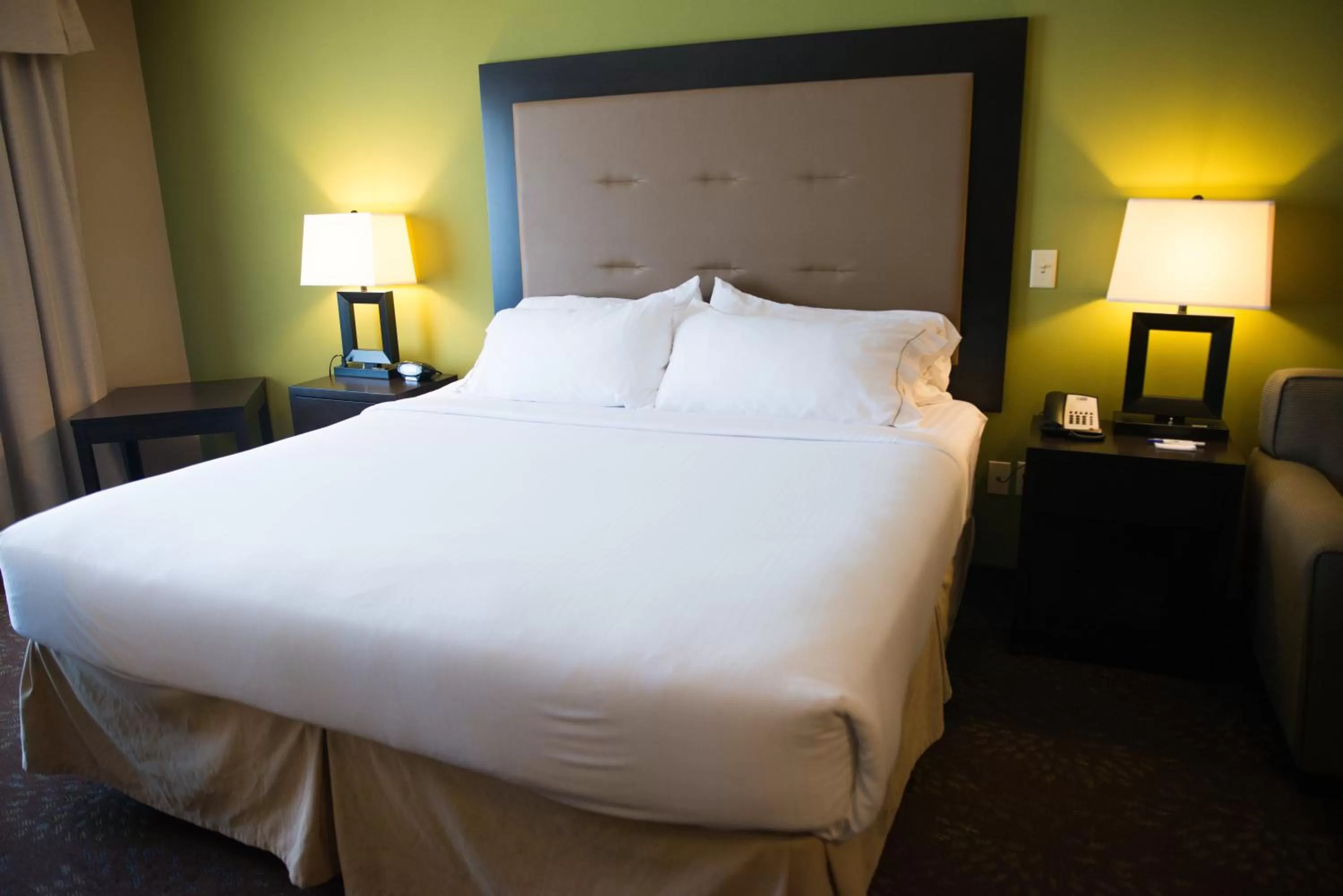 Photo of the whole room, Bed in Holiday Inn Express & Suites Northwood by IHG
