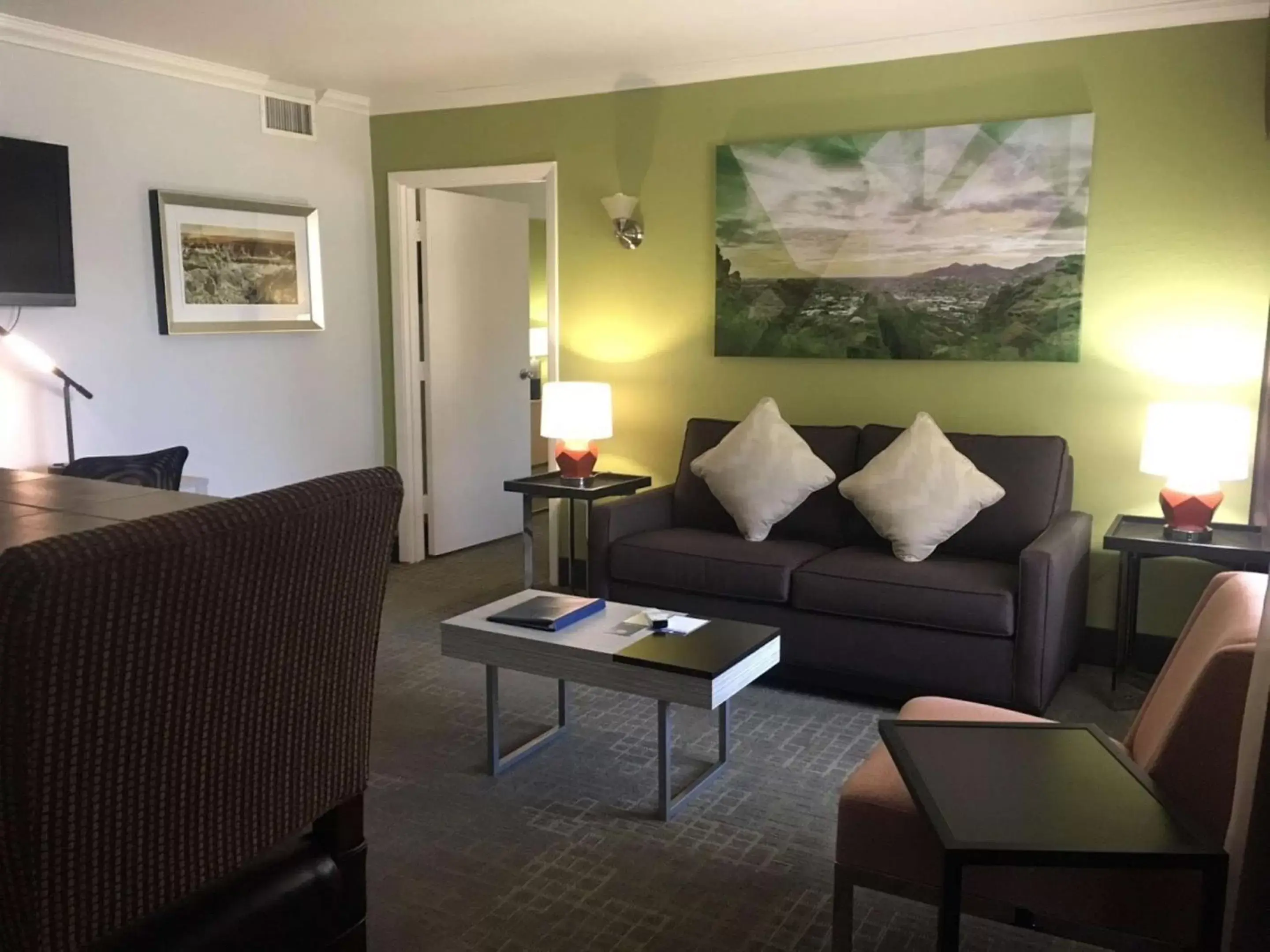 Photo of the whole room, Seating Area in Best Western InnSuites Phoenix Hotel & Suites