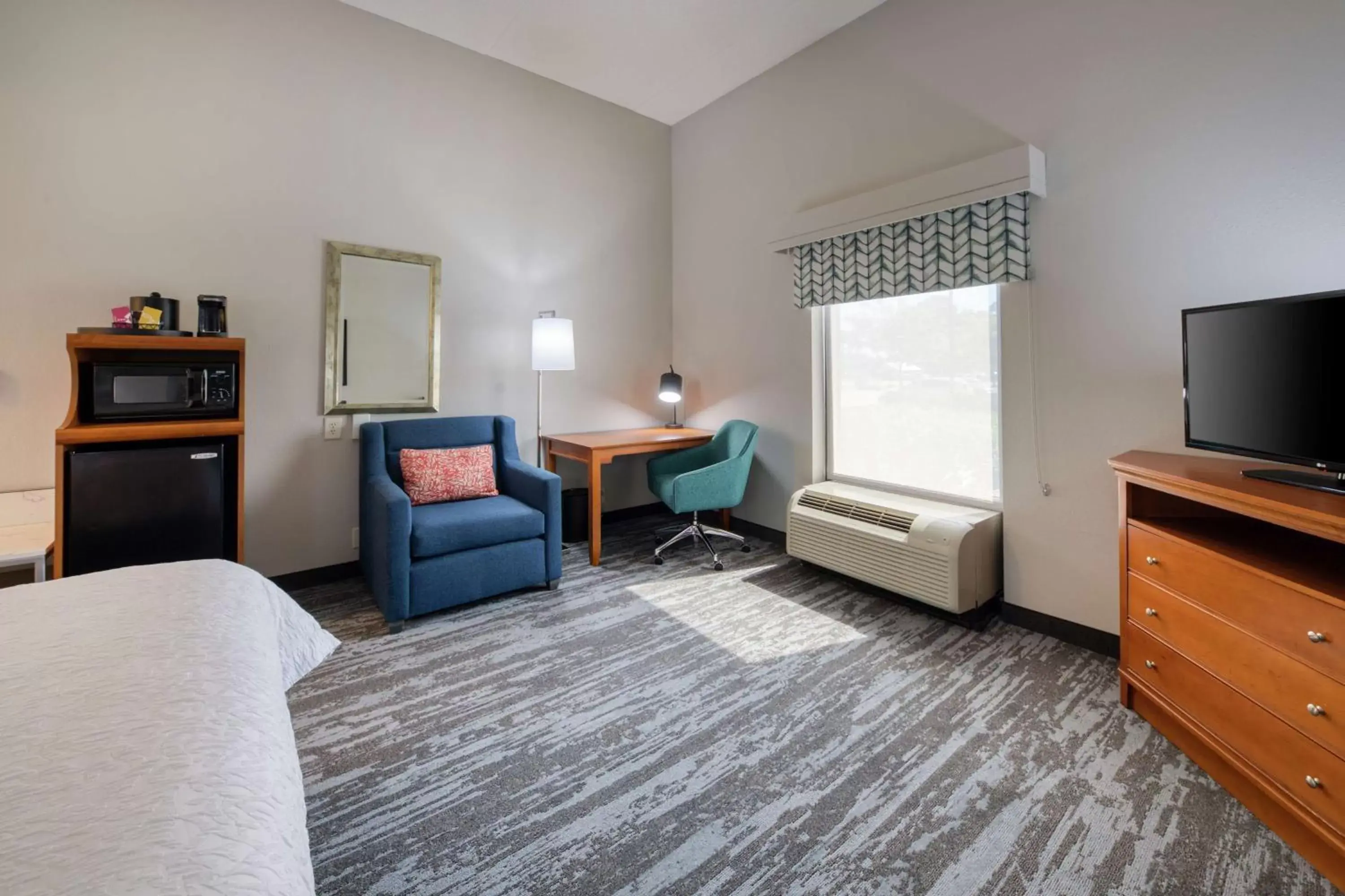 Bedroom, Seating Area in Hampton Inn Wilmington University Area