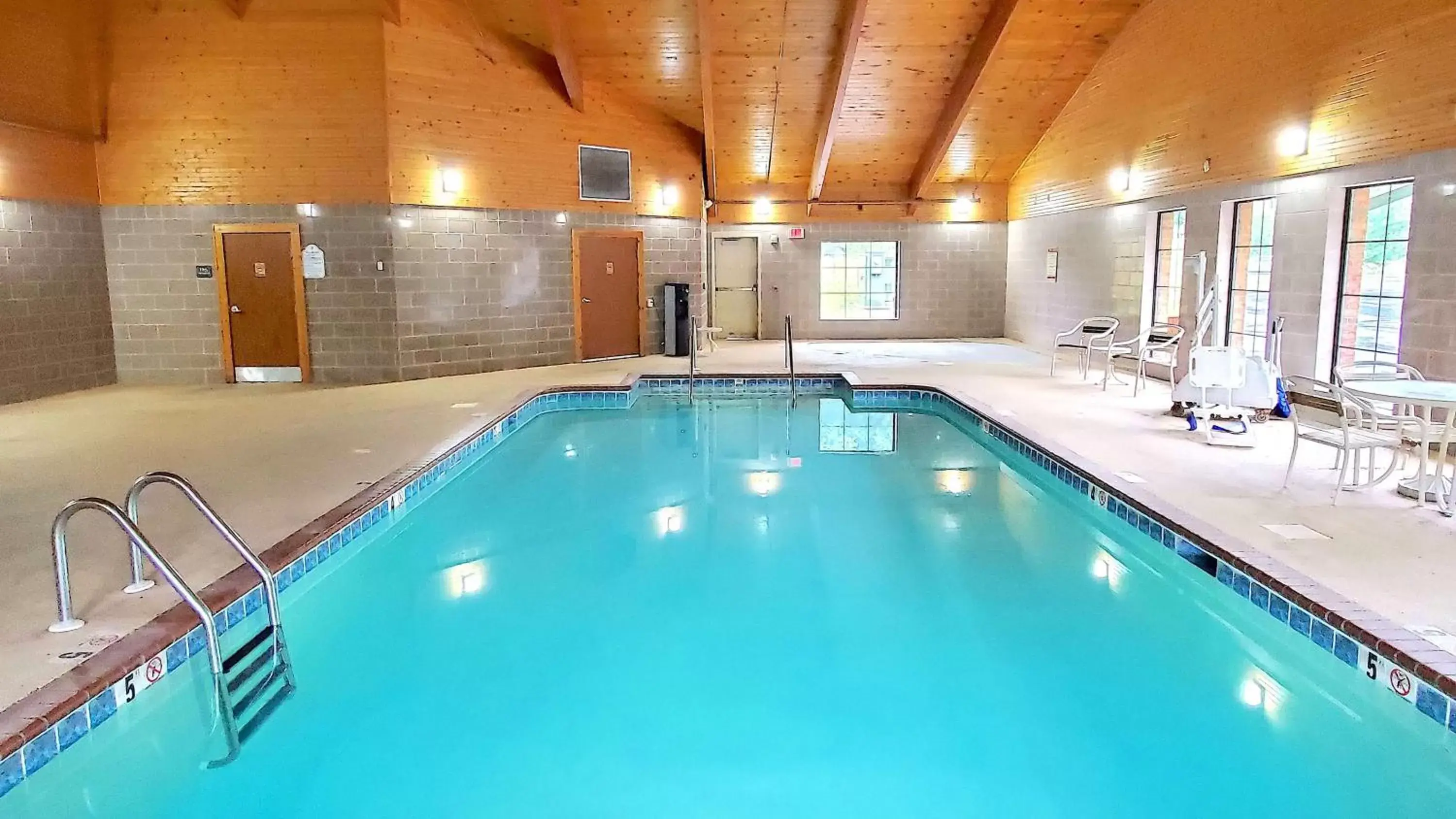 Activities, Swimming Pool in Country Inn & Suites by Radisson, Jonesborough-Johnson City West, TN