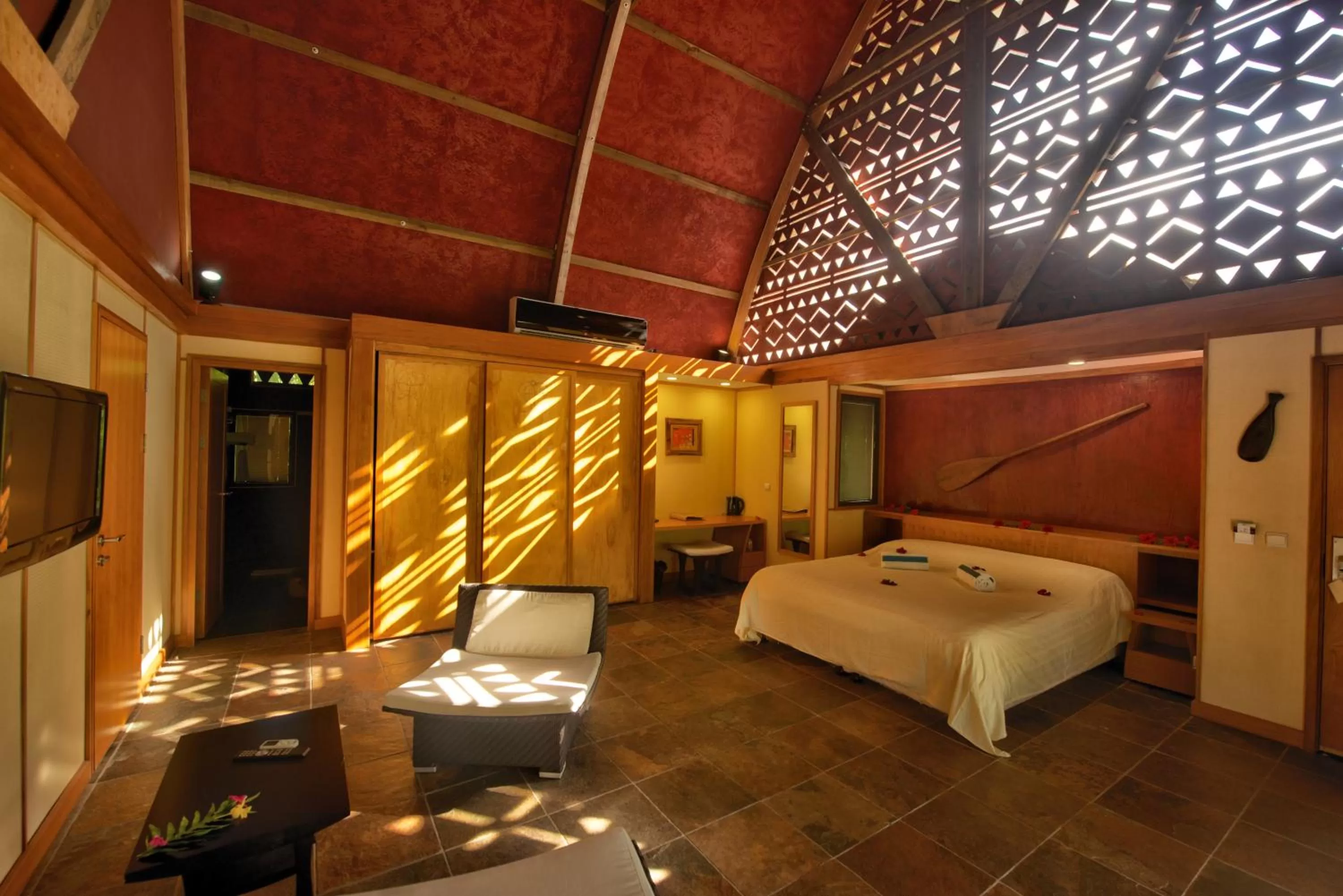 Photo of the whole room, Bed in Maitai Lapita Village Huahine