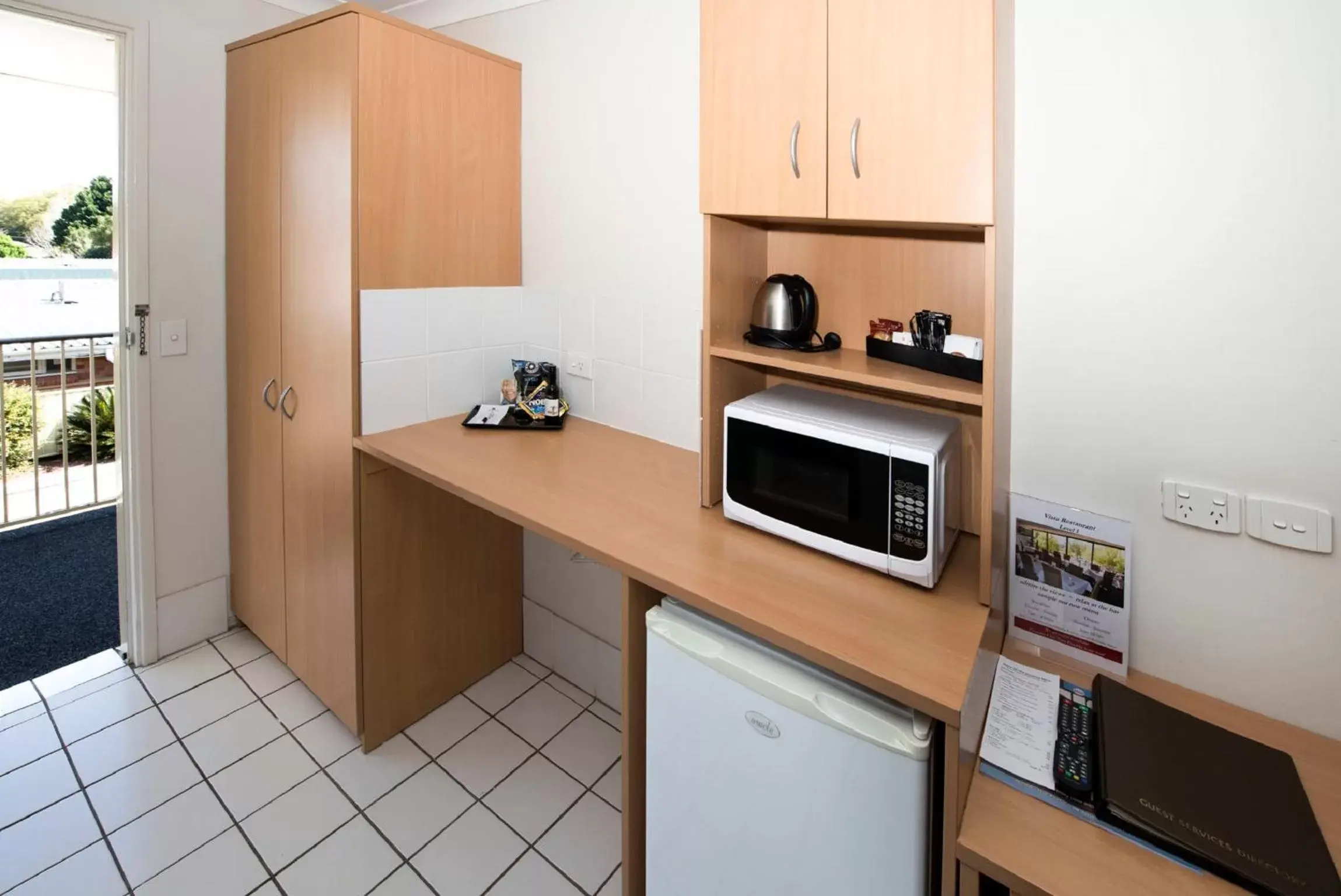 Coffee/tea facilities, Kitchen/Kitchenette in Comfort Inn Grammar View