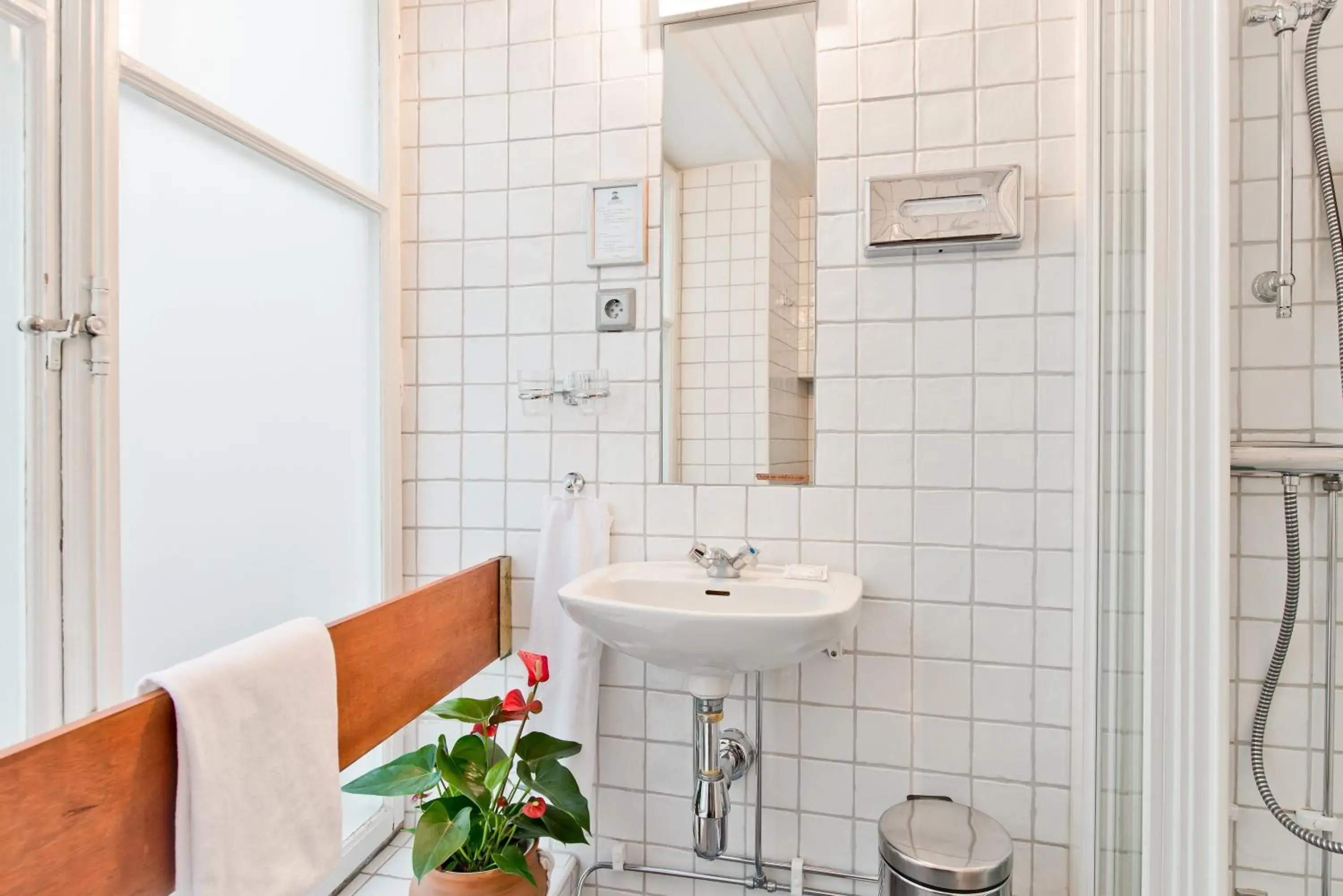 Bathroom in Collector's Lord Nelson Hotel