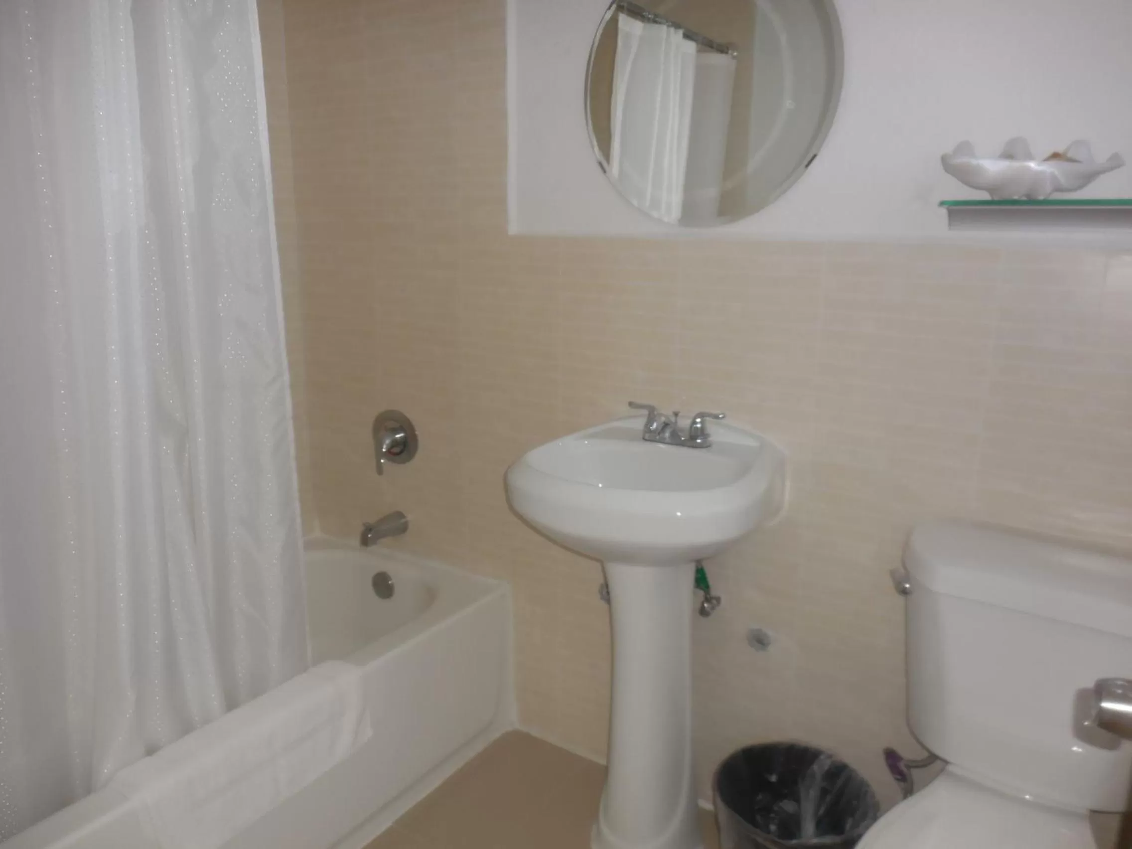 Bathroom in Shalimar Motel