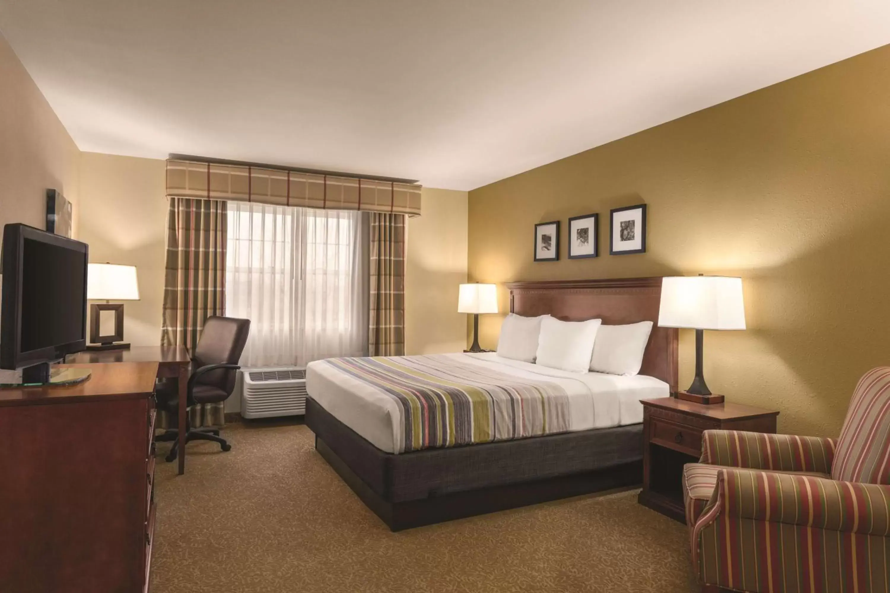 Photo of the whole room, Bed in Country Inn & Suites by Radisson, Dakota Dunes, SD