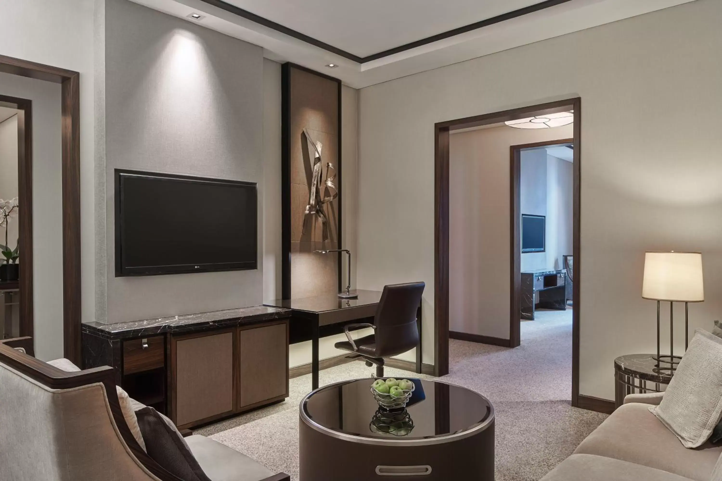 Lounge or bar, TV/Entertainment Center in The Westin Singapore
