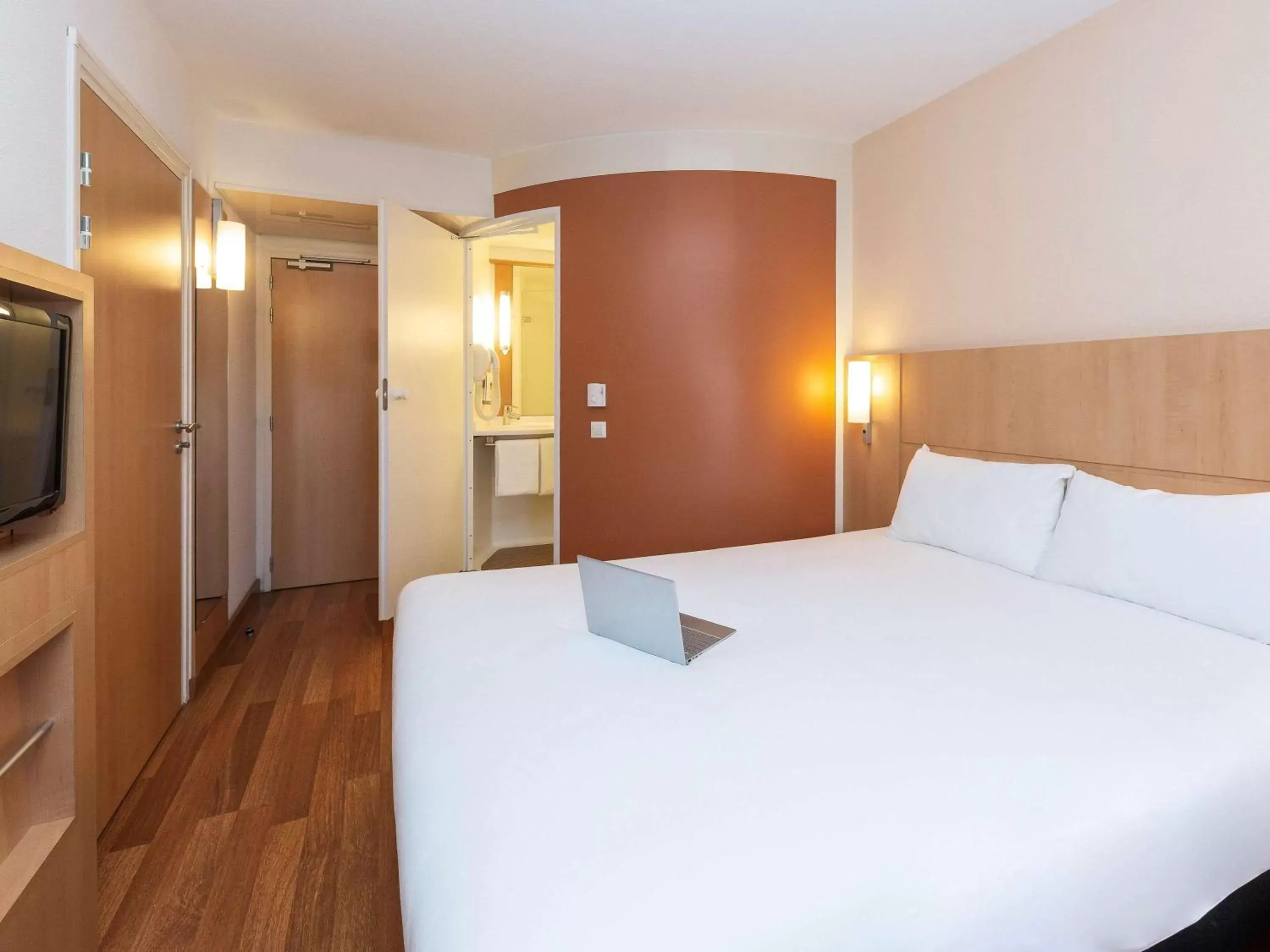 Photo of the whole room, Bed in ibis Lyon Est Chaponnay