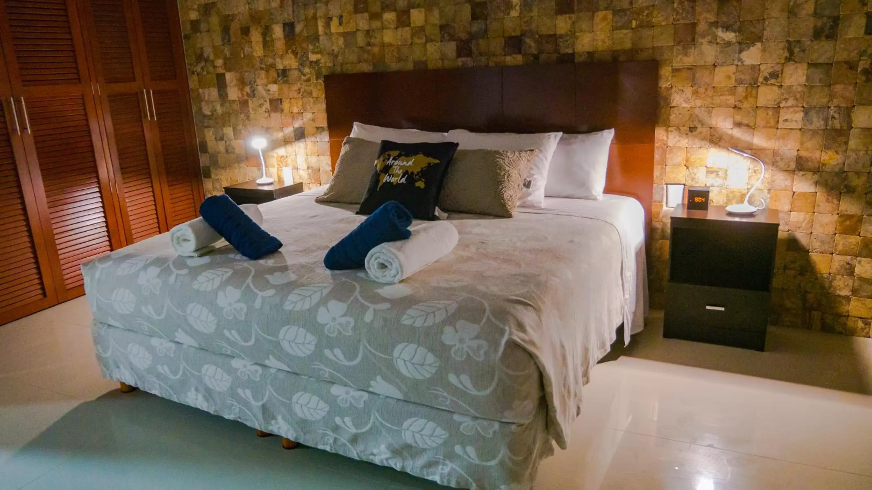 Photo of the whole room, Bed in Suite Isla Mujeres