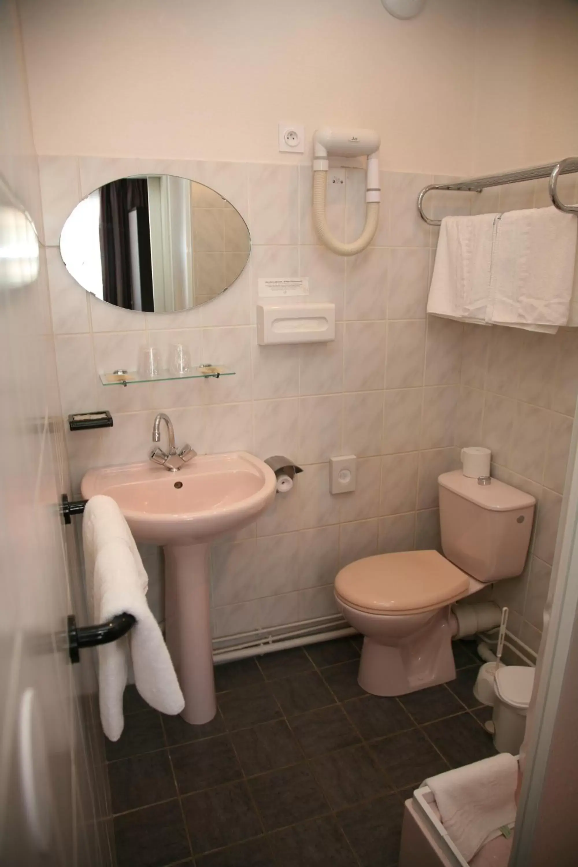 Bathroom in Logis Hôtel- Restaurant La Renaissance Bathroom in Logis Hôtel- Restaurant La Renaissance