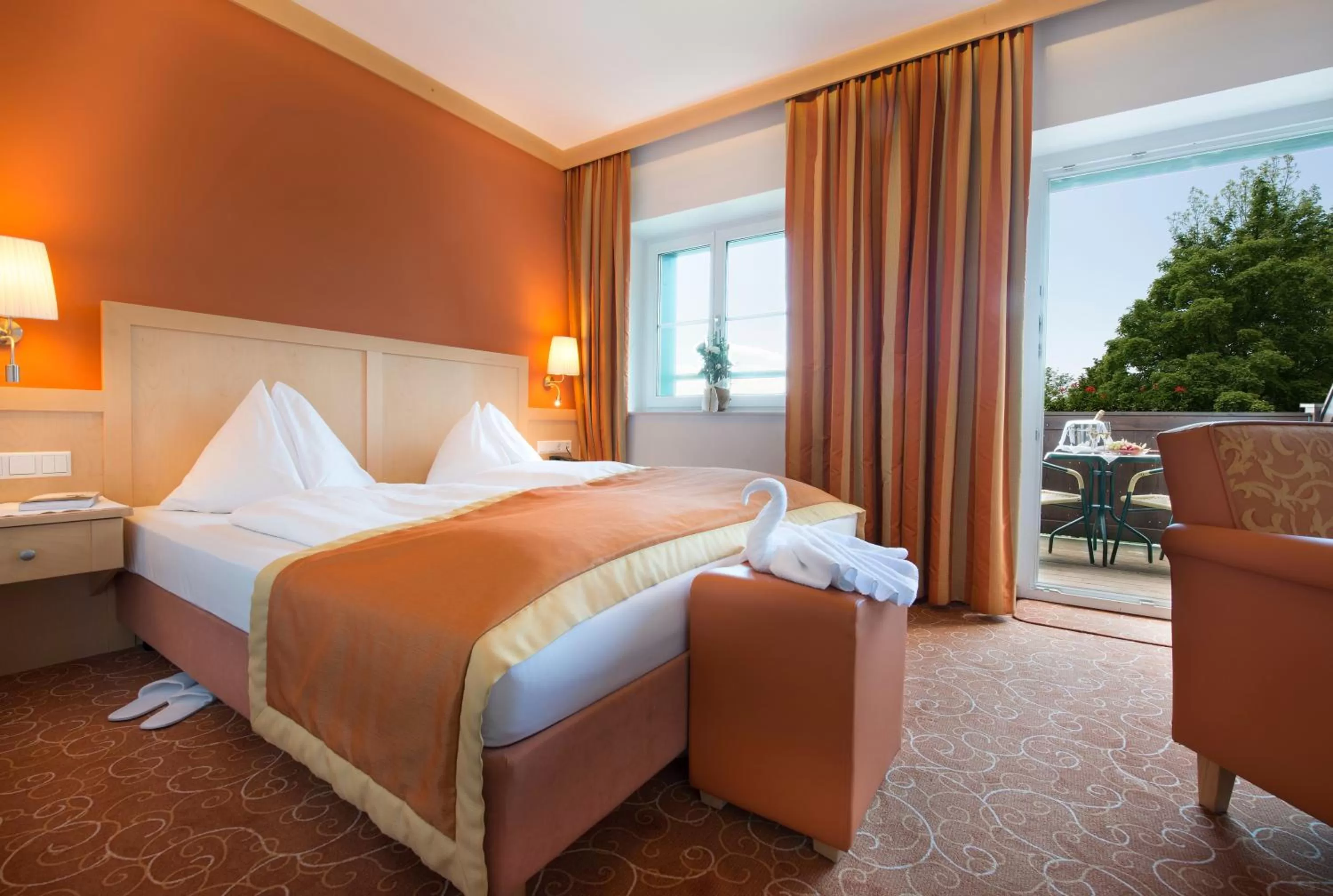 Bed in Romantik Hotel Die Gersberg Alm mit Panoramablick auf Salzburg