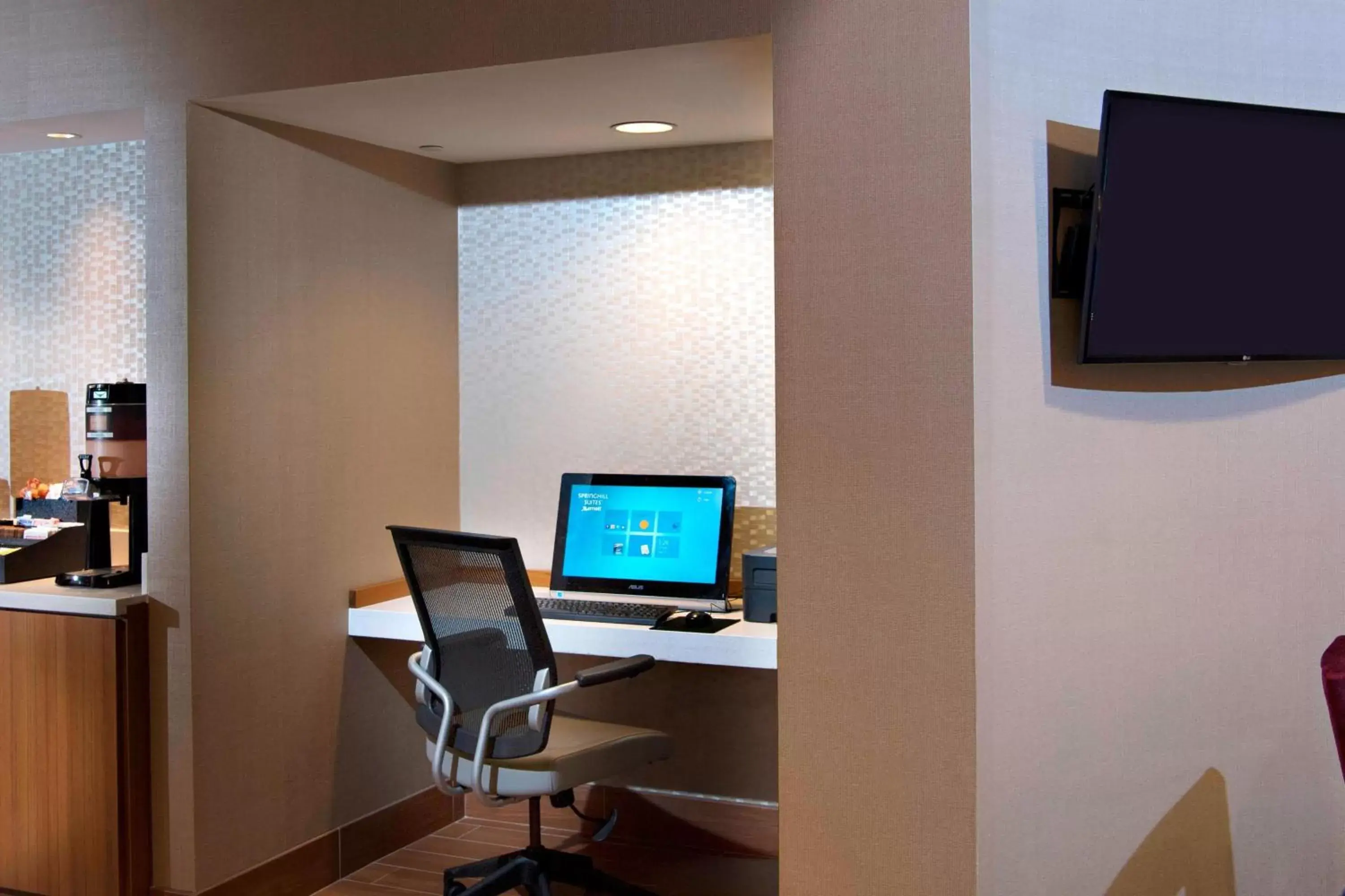 Business facilities, TV/Entertainment Center in SpringHill Suites by Marriott Atlanta Alpharetta