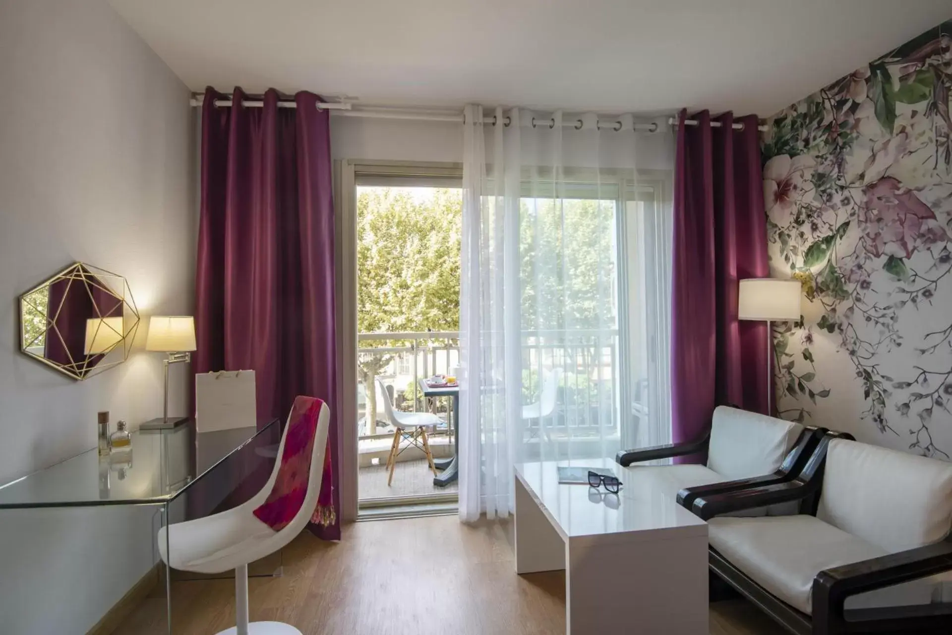 Bedroom, Seating Area in Hotel Chambord